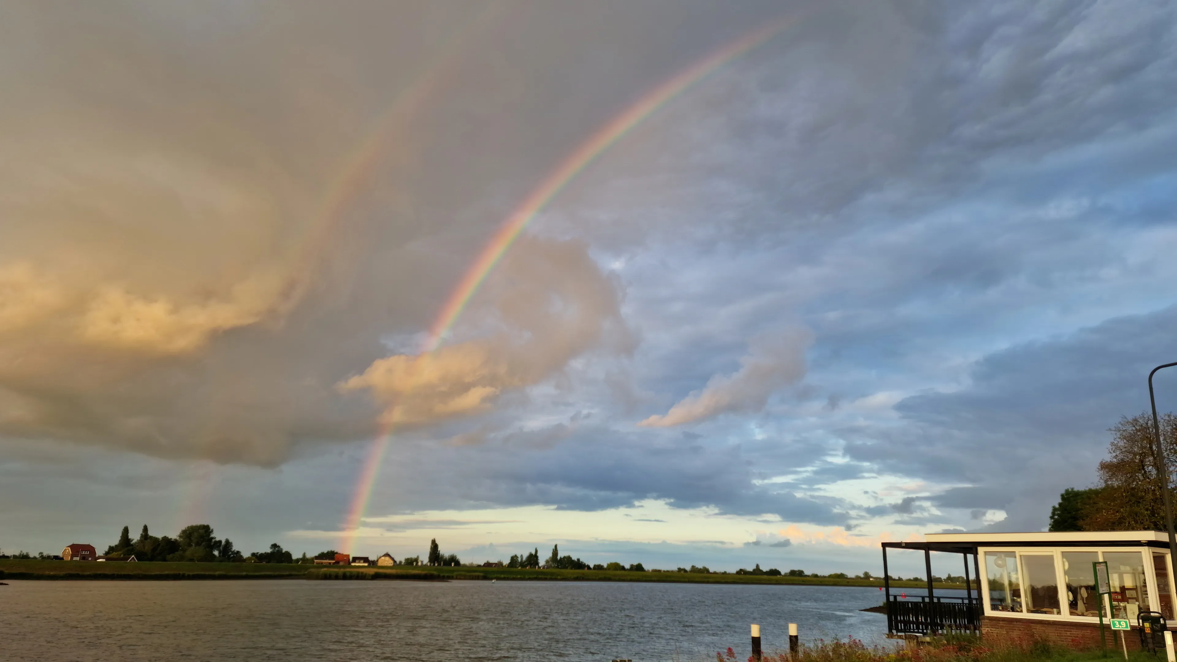 Wisselvallige dag met regen- en onweersbuien, dit weekend keert de zomer terug