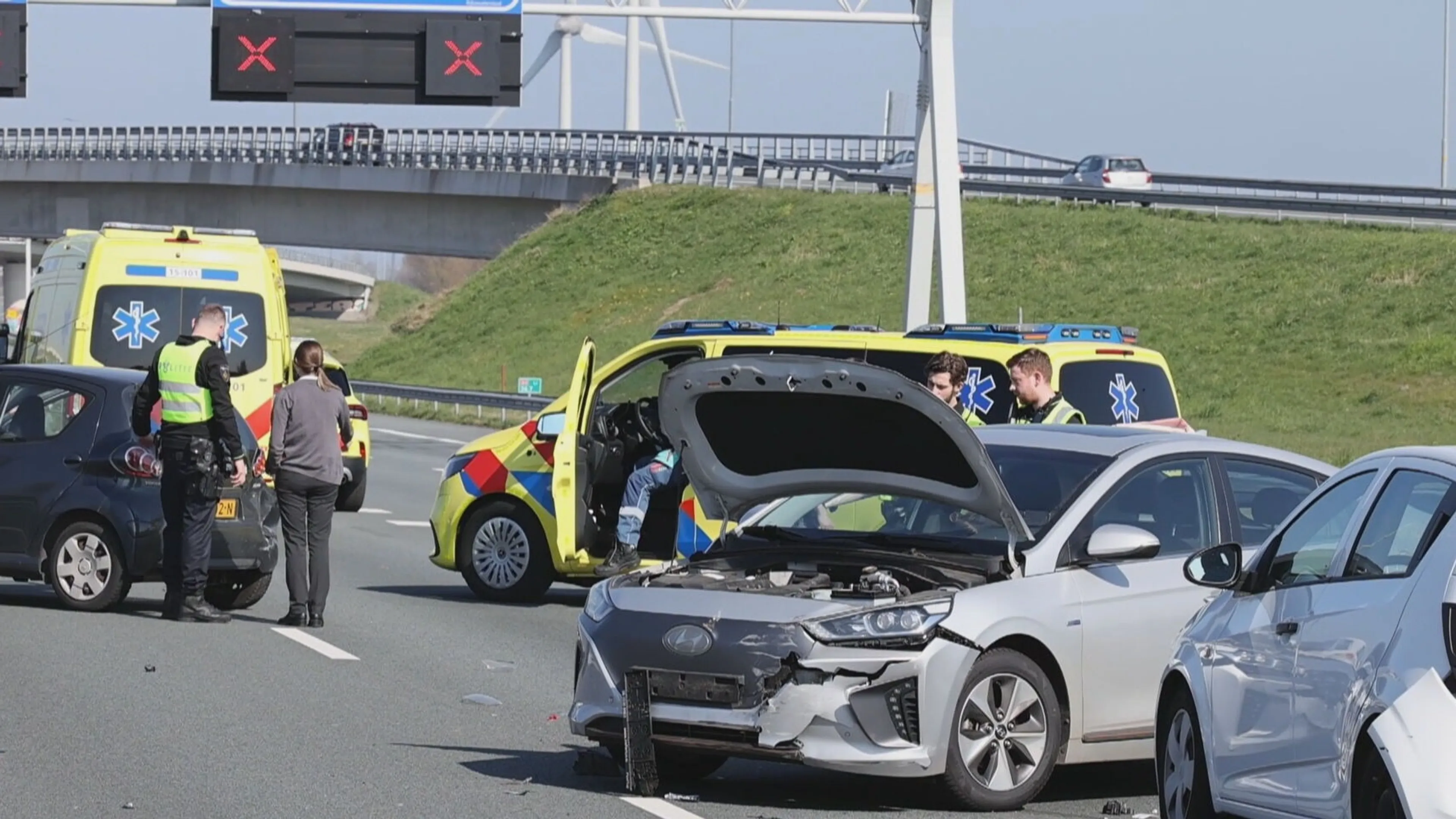 Files door ongelukken A4, snelweg uren dicht 