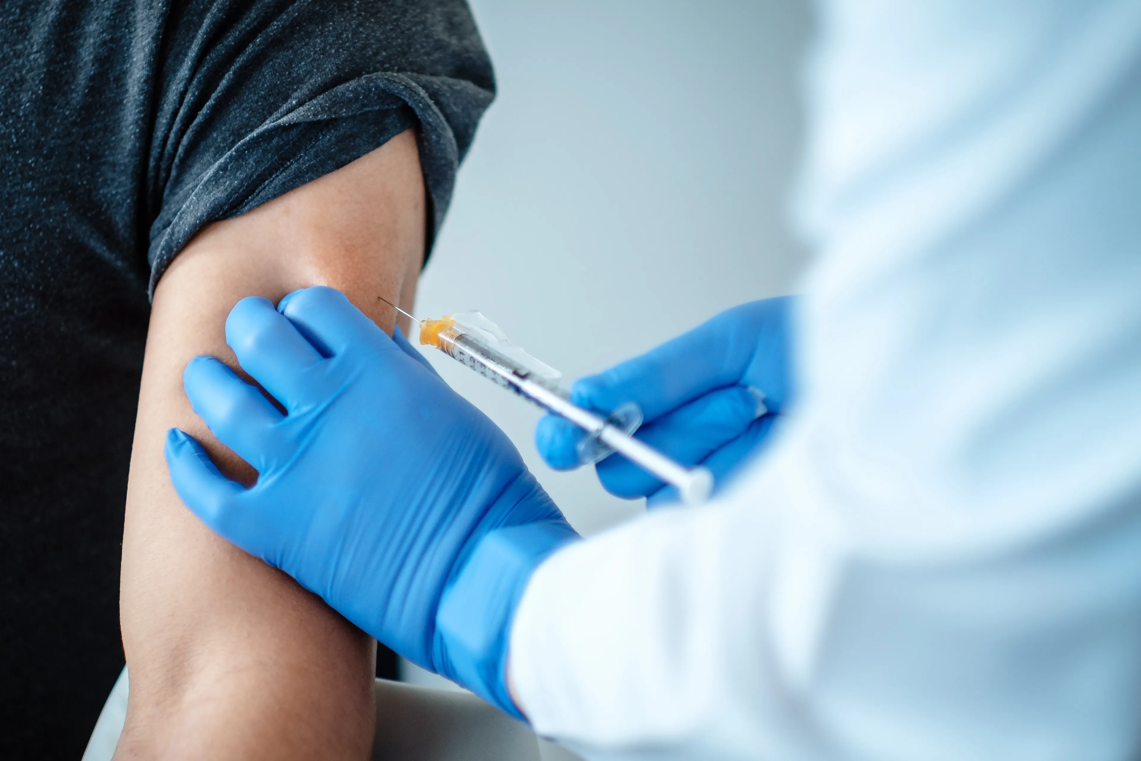 LIVEBLOG | 'Zeker jaar nodig om iedereen te vaccineren' • Aantal besmettingen opnieuw gestegen