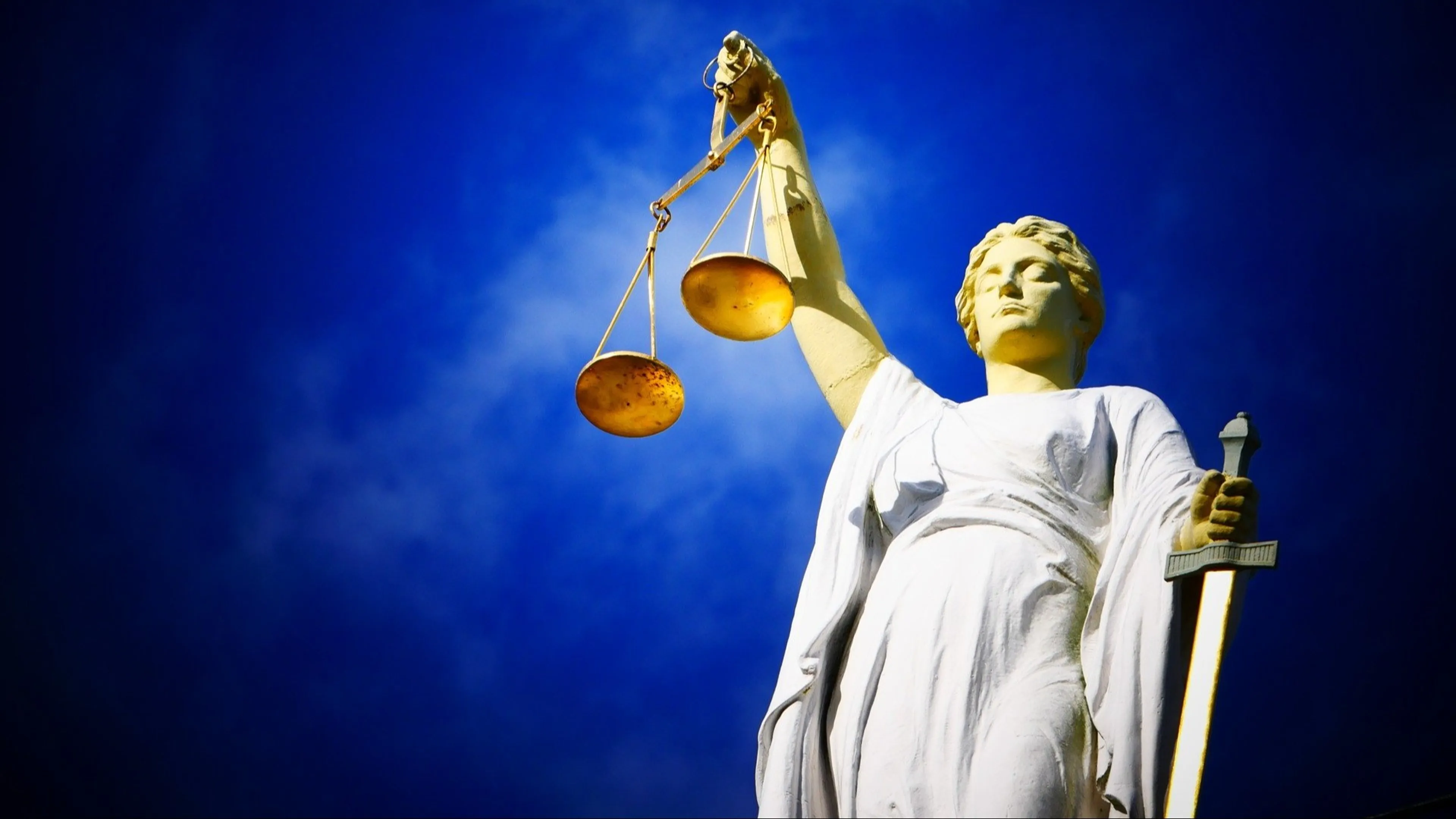 Moeder van overleden Lisa (14) probeert complotdenker zwijgen op te leggen