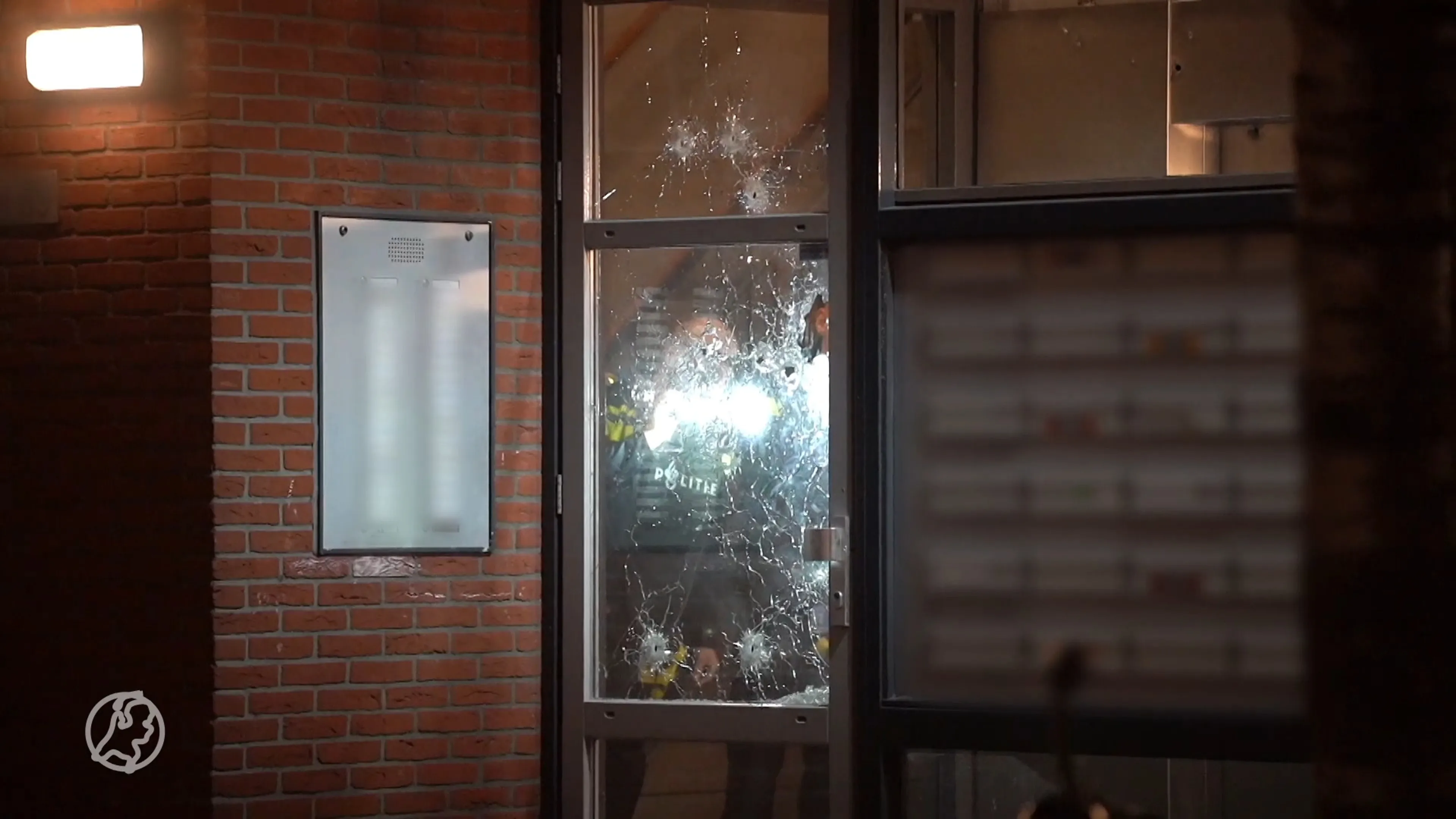 Portiekdeur in Rotterdam-West doorzeefd met kogels