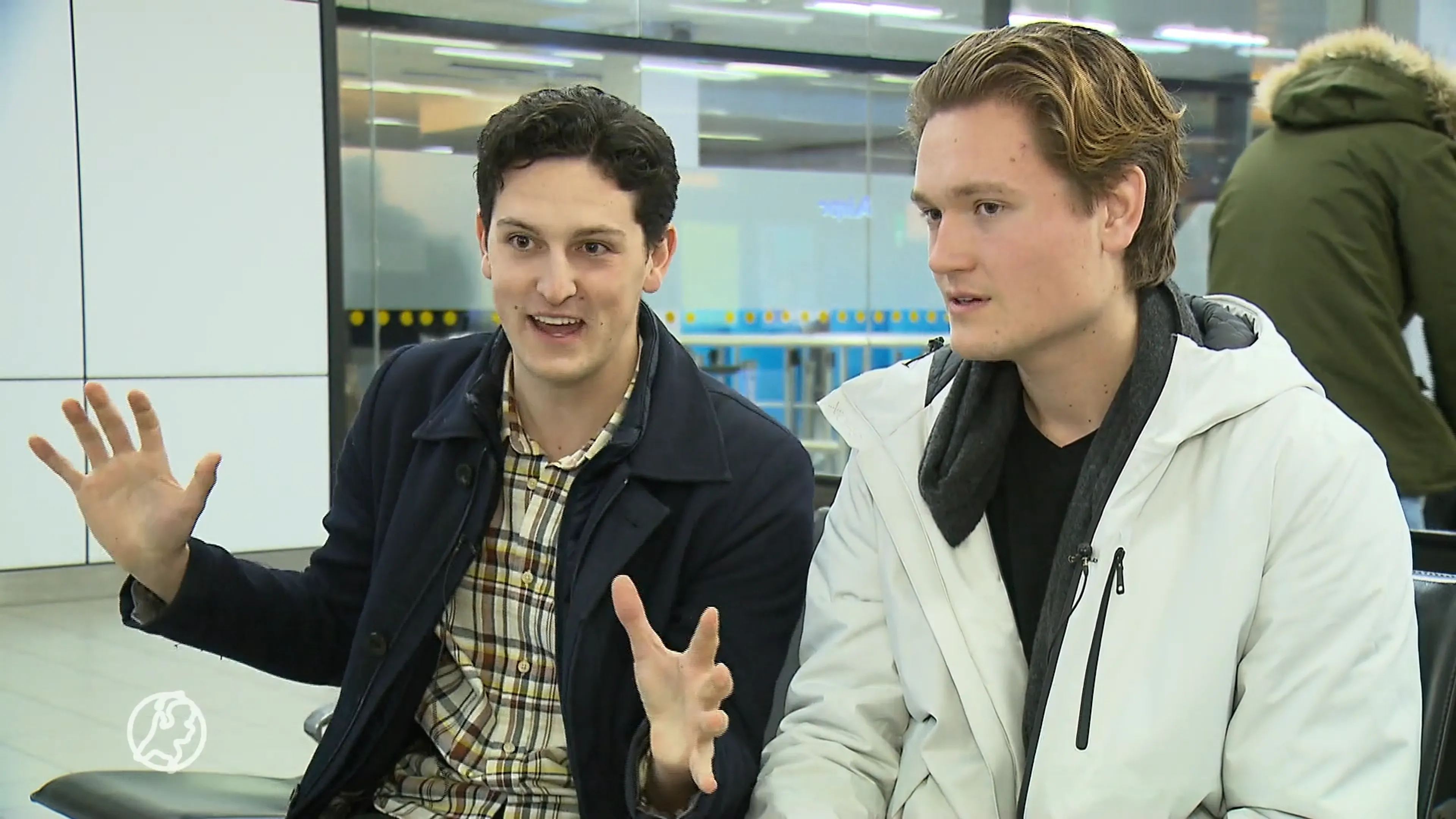 Kai en Sebastian 'wonen' dagenlang op Schiphol: 'Leven in Amsterdam hoeft niet duur te zijn!'