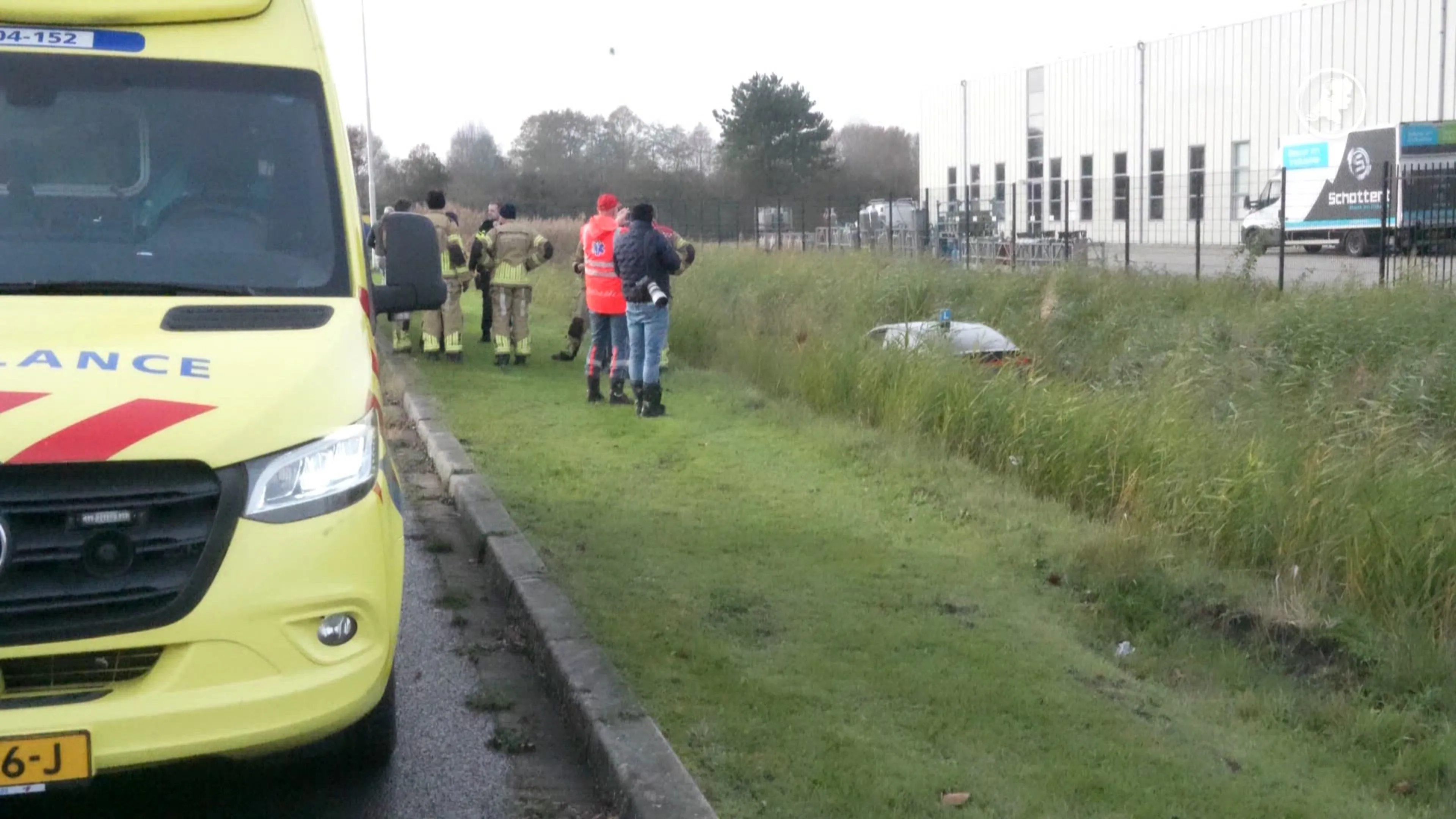 Lesauto belandt in sloot in Dedemsvaart