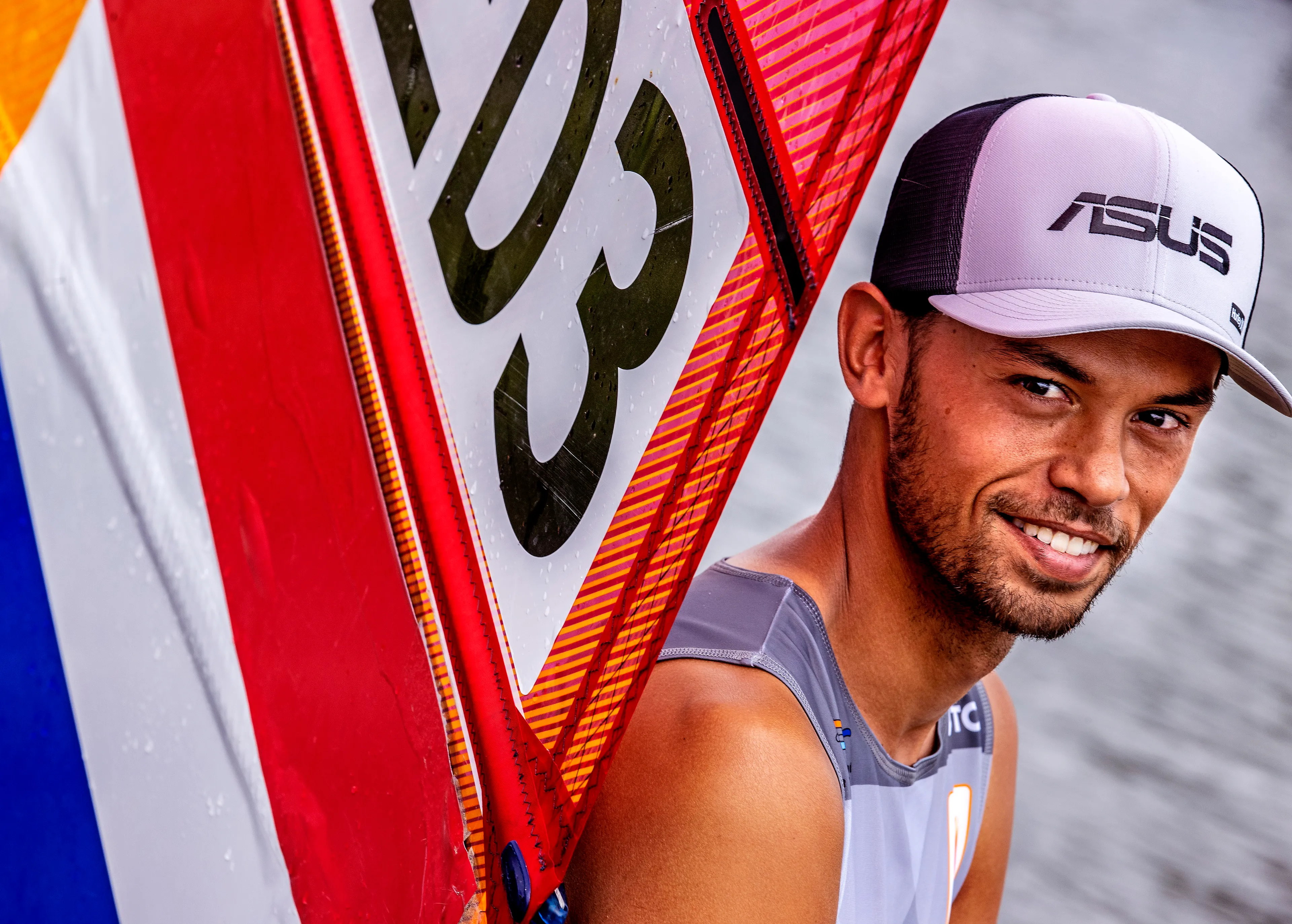 Pijlsnel nieuw kapsel voor olympisch windsurfer Kiran Badloe