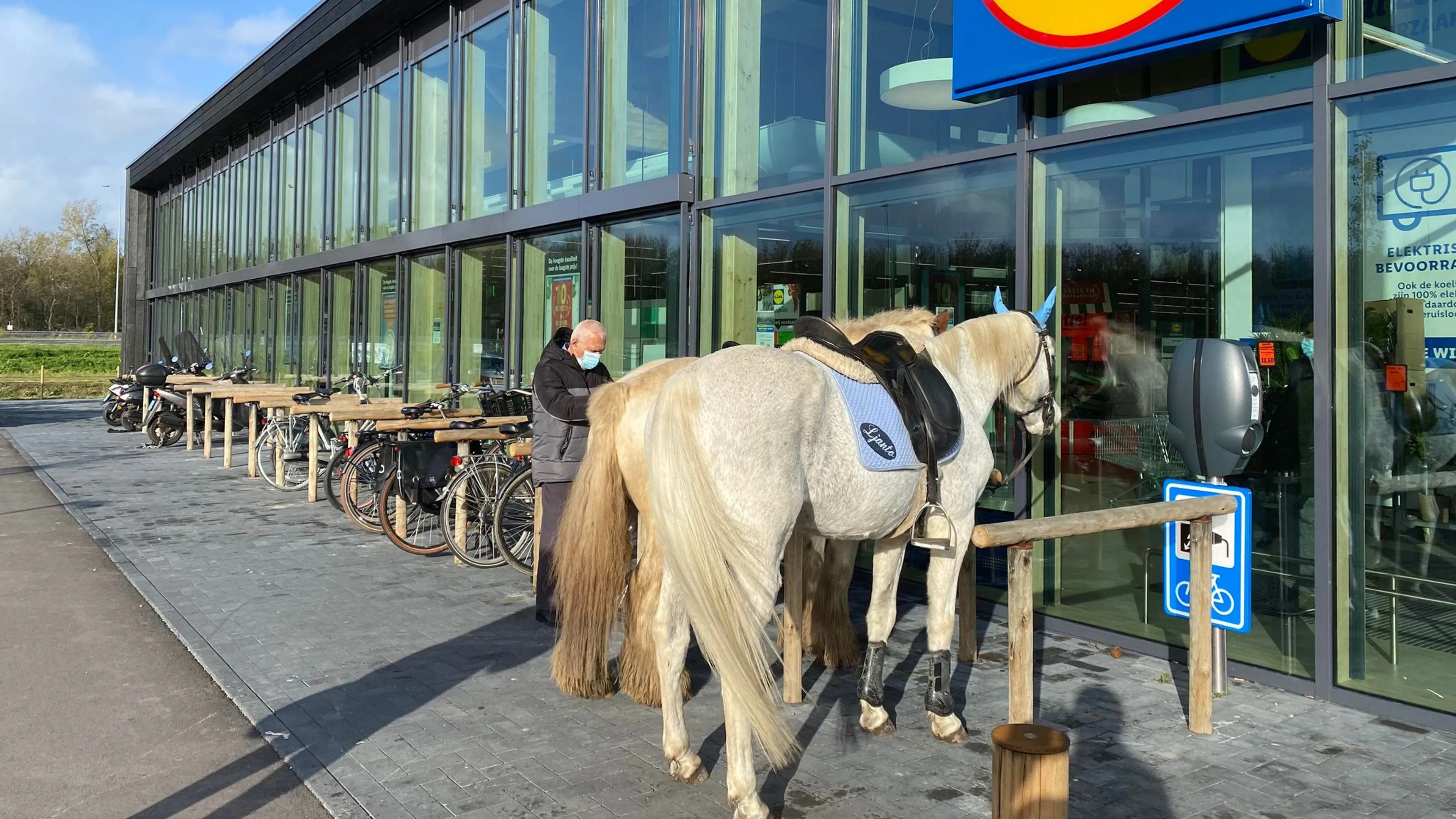 Sanne en Selena trekken te paard veel bekijks bij bezoek aan supermarkt in Almere