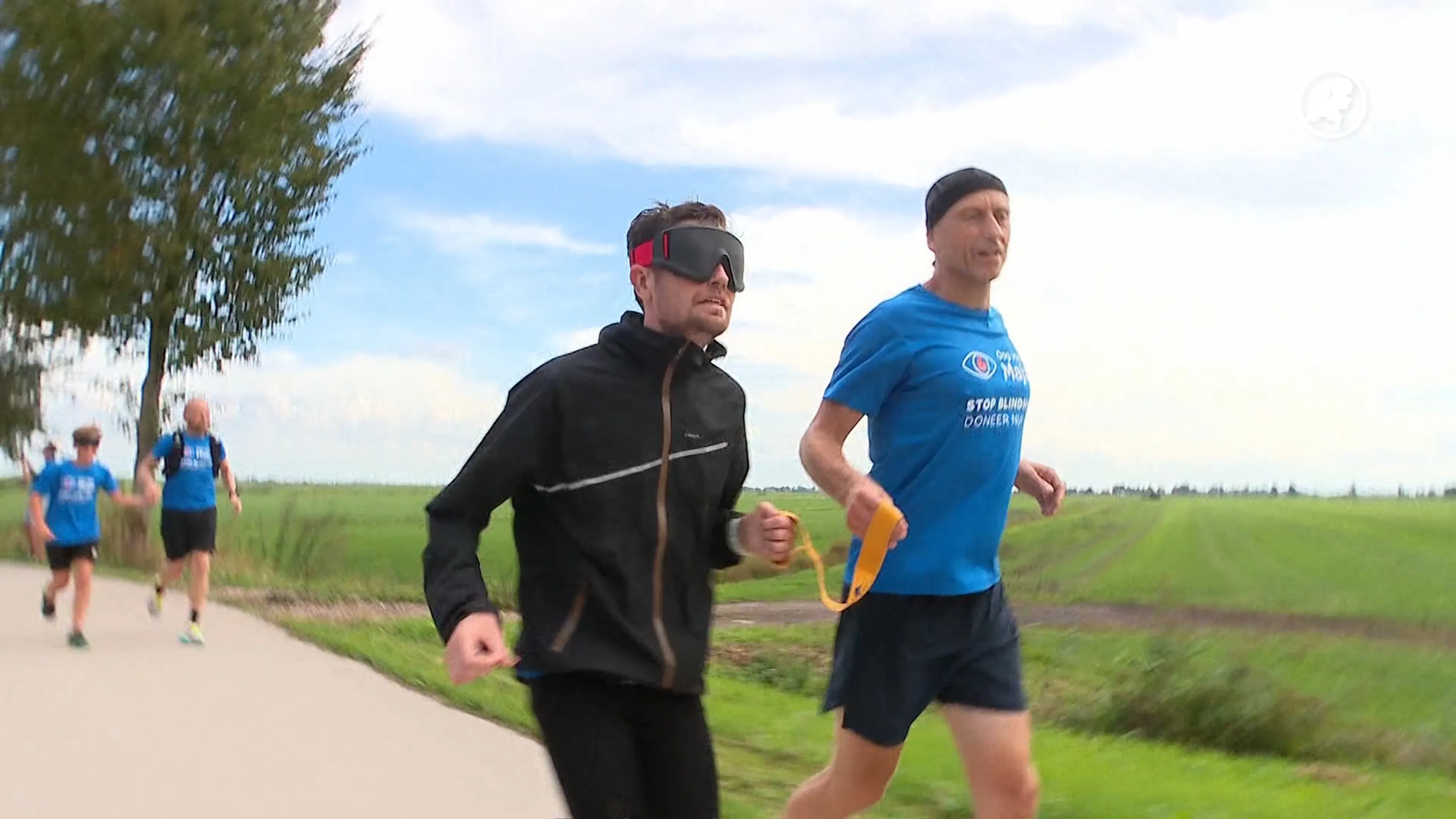 Björn en Lowie lopen Elfstedentocht geblinddoekt