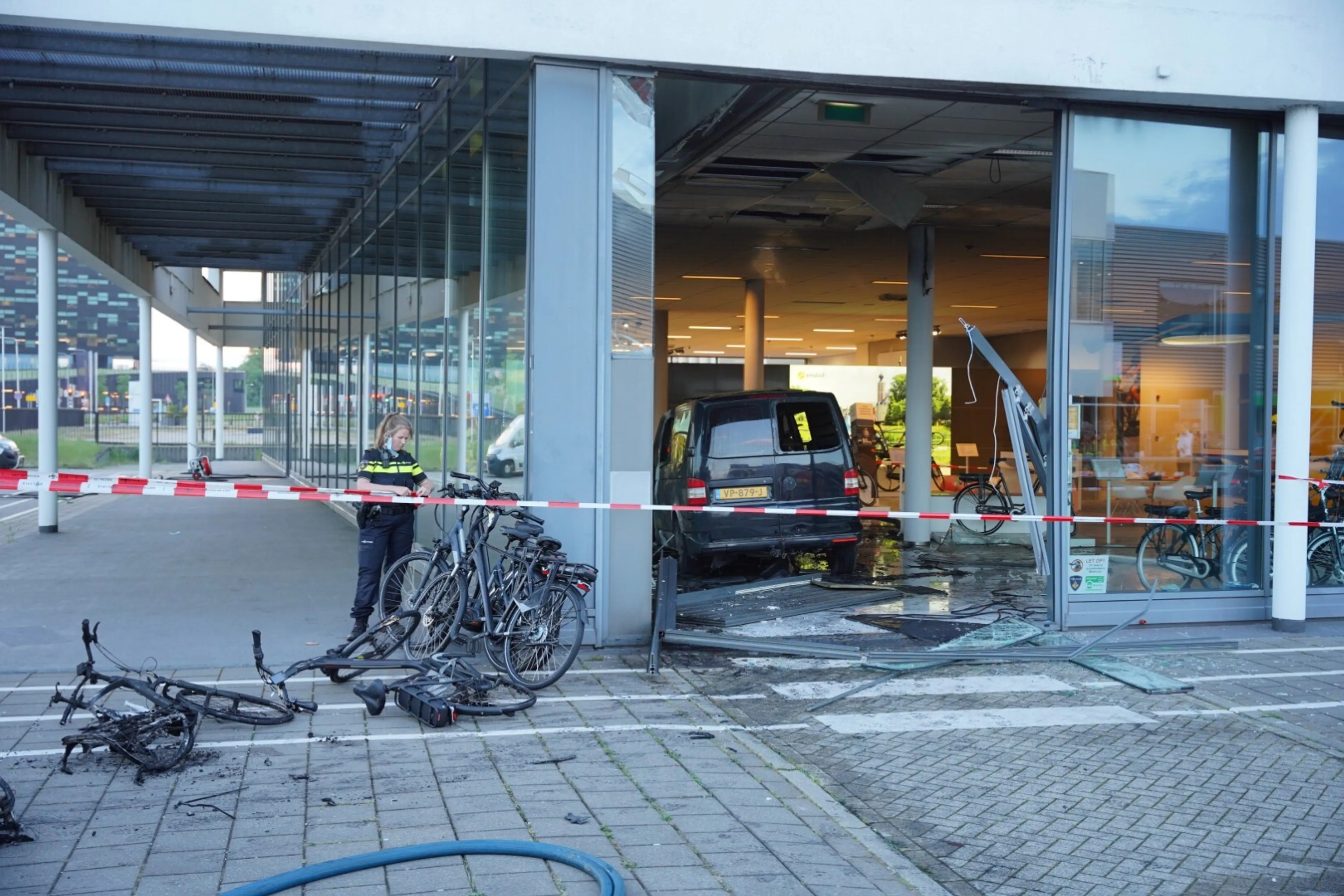 Bestelbus rijdt fietsenwinkel Nijmegen binnen en vliegt in de hens