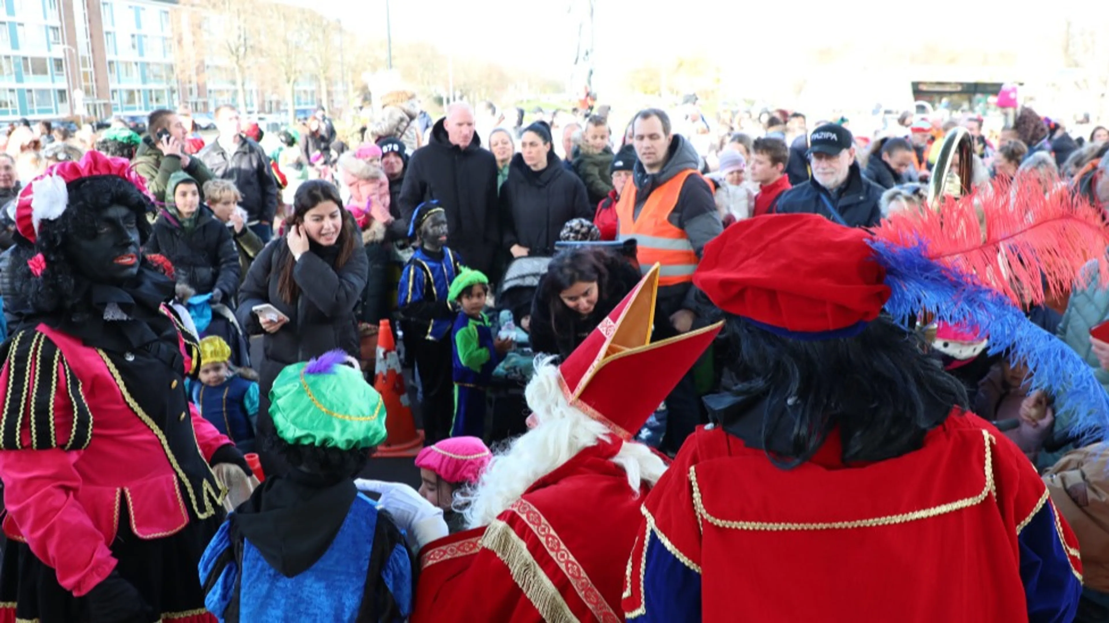 Paar honderd mensen bij sintviering met Zwarte Piet in Rijswijk