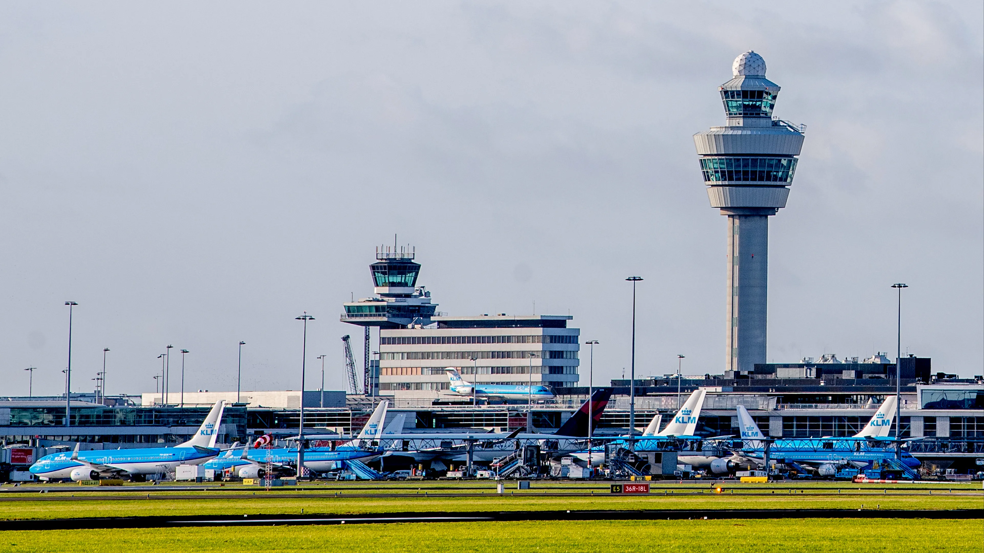 'Gemeente Amsterdam eist krimp Schiphol vanwege overlast'