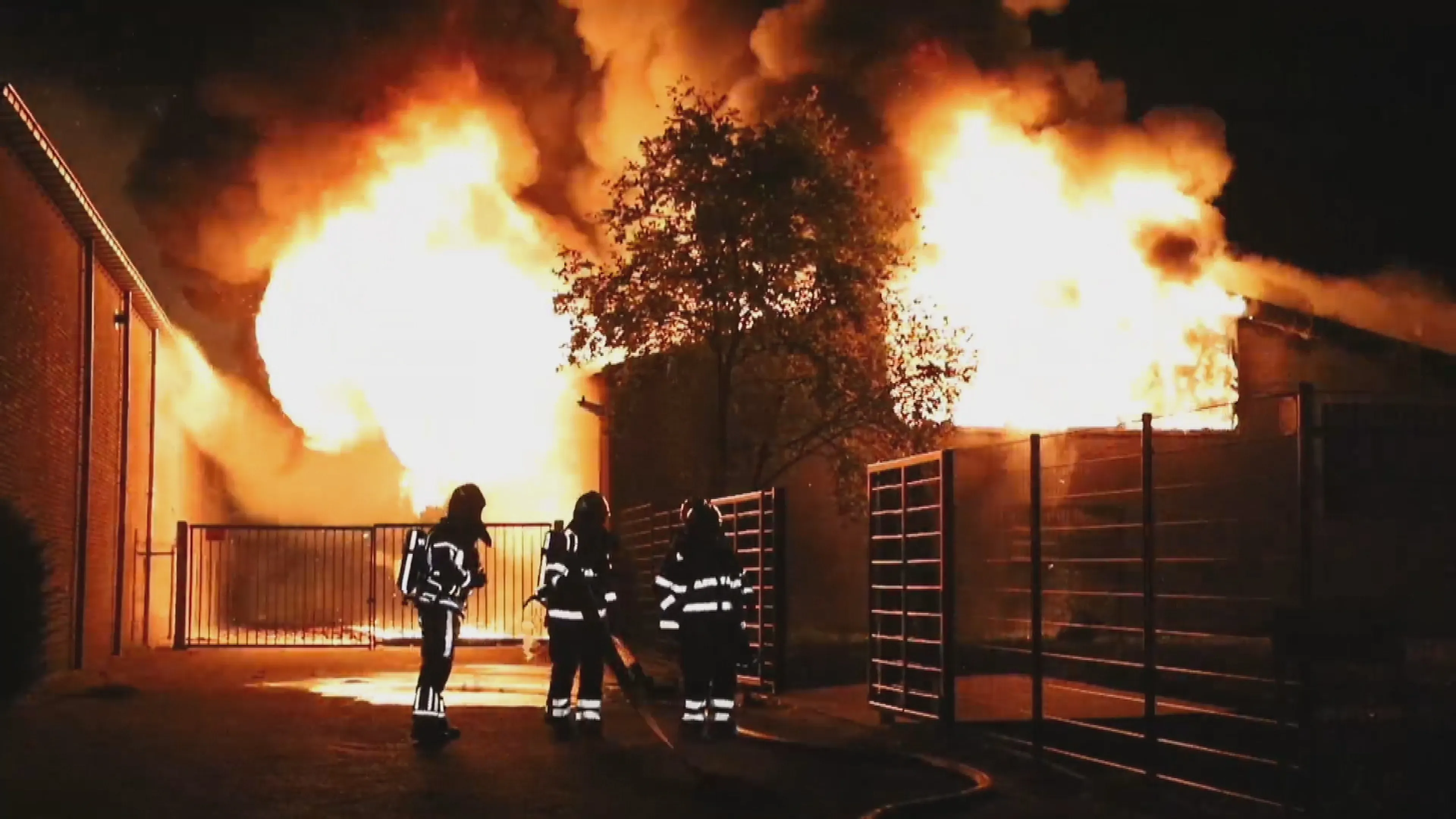 Felle brand legt loods Beneden-Leeuwen grotendeels in de as