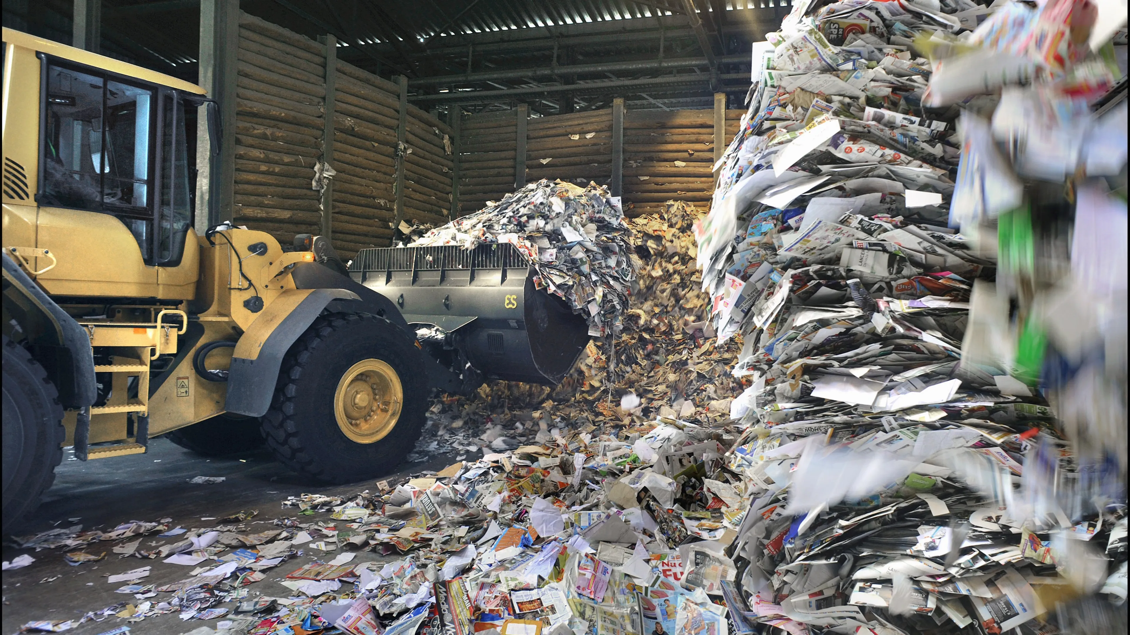Boeren blokkeren ingangen van papierfabriek in Renkum om hoge stikstofuitstoot