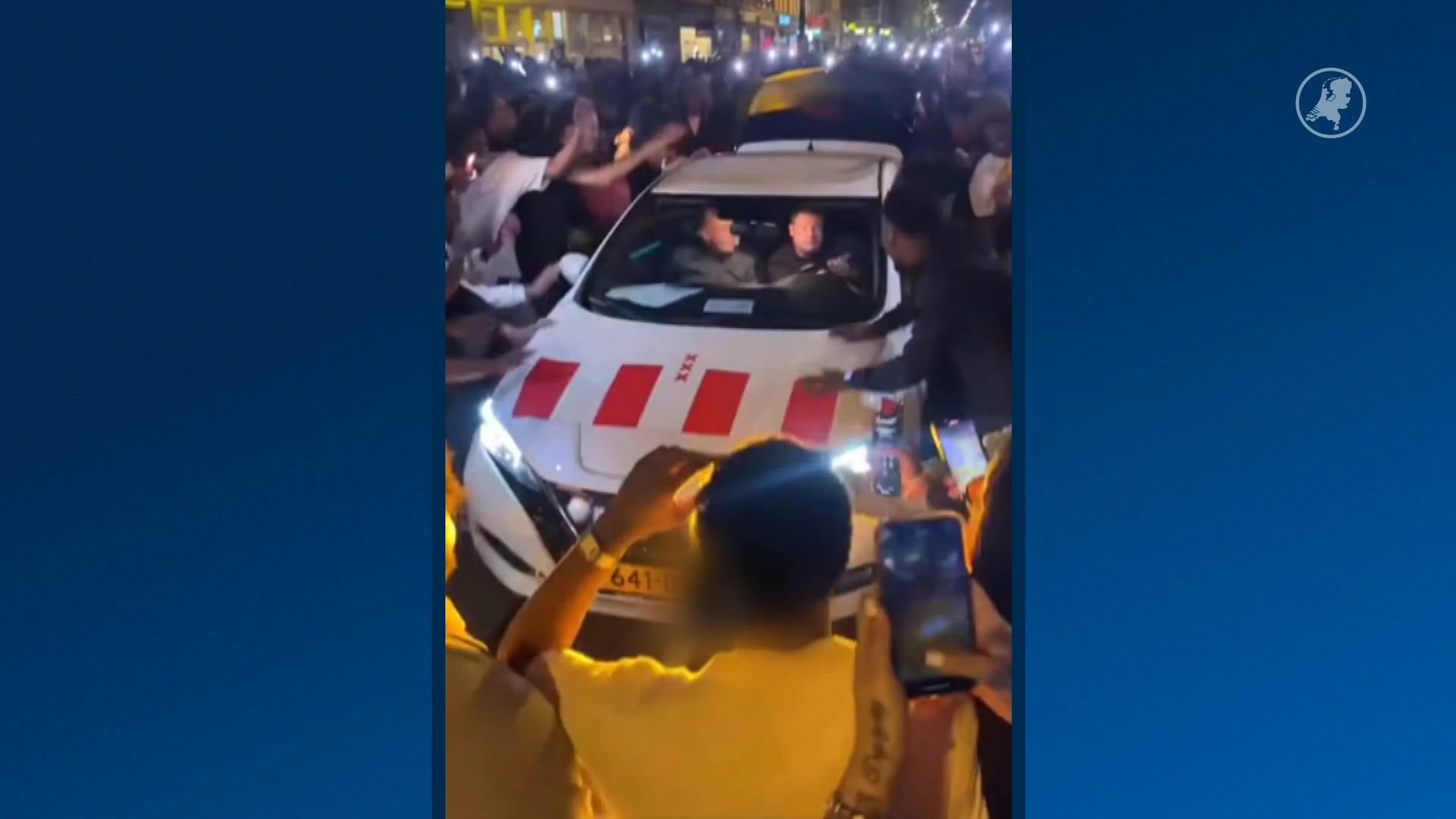 Menigte klimt op auto van handhaving Amsterdam