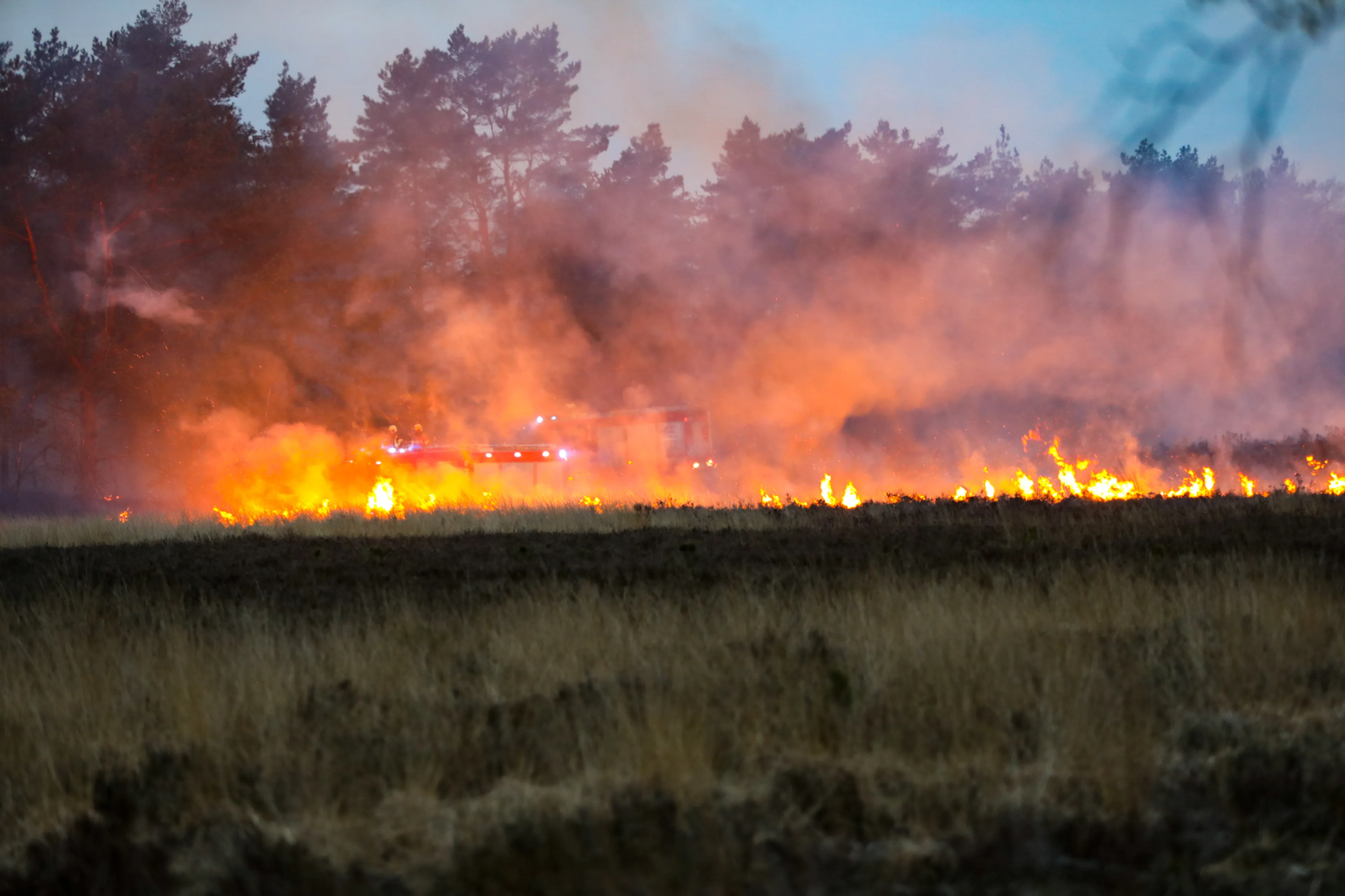 Grote heidebrand bij Uddel onder controle, hectare in de as gelegd