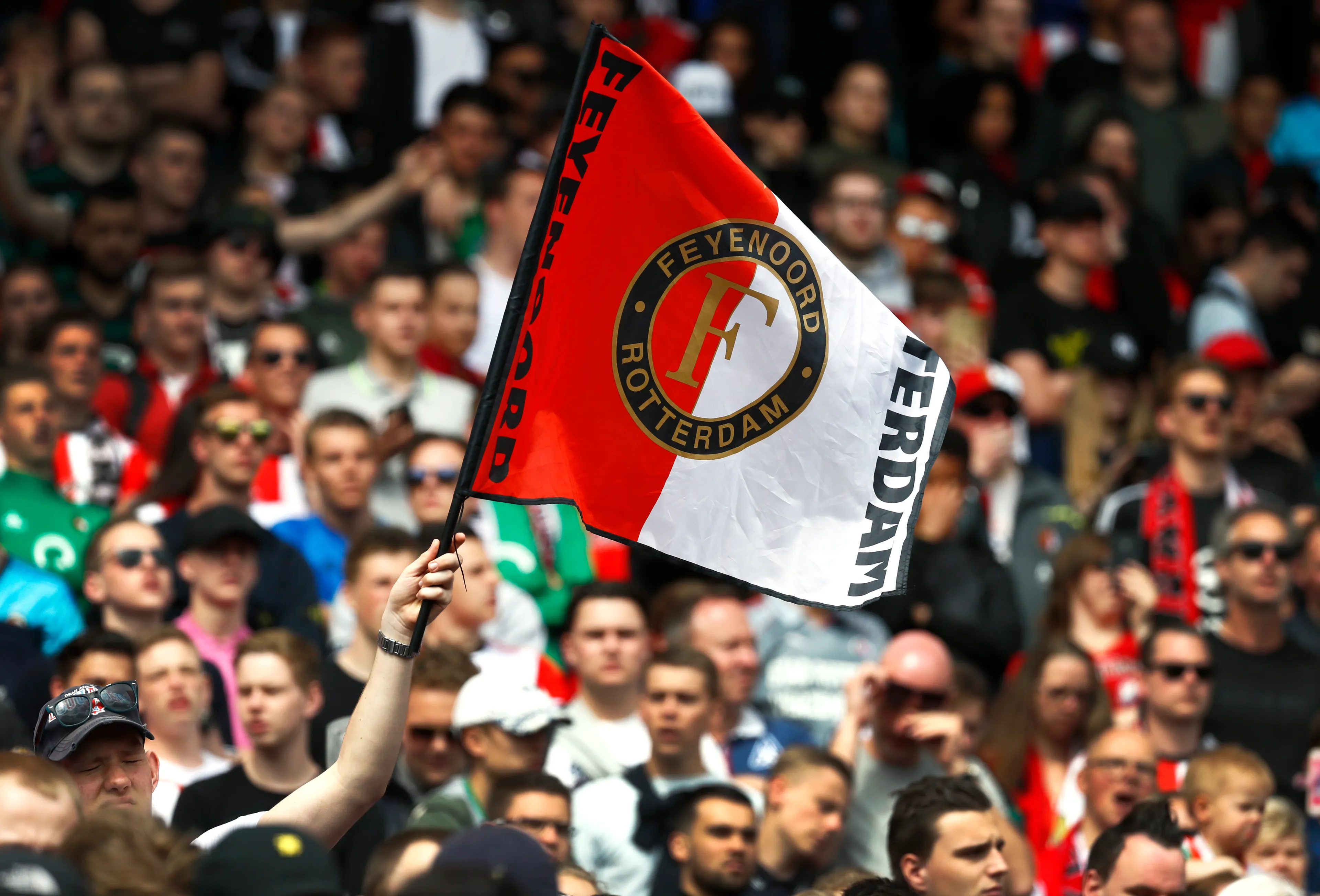 Feyenoord-fan (2) weigert huilend Ajax-shirt aan te trekken
