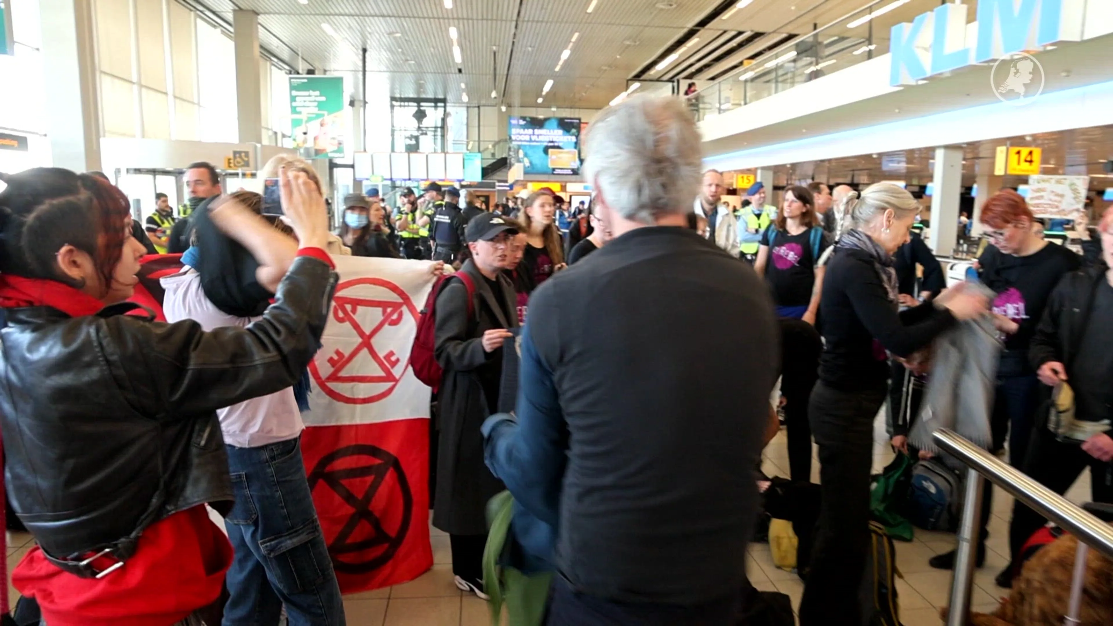 Tientallen klimaatactivisten Extinction Rebellion opgepakt bij protest op Schiphol