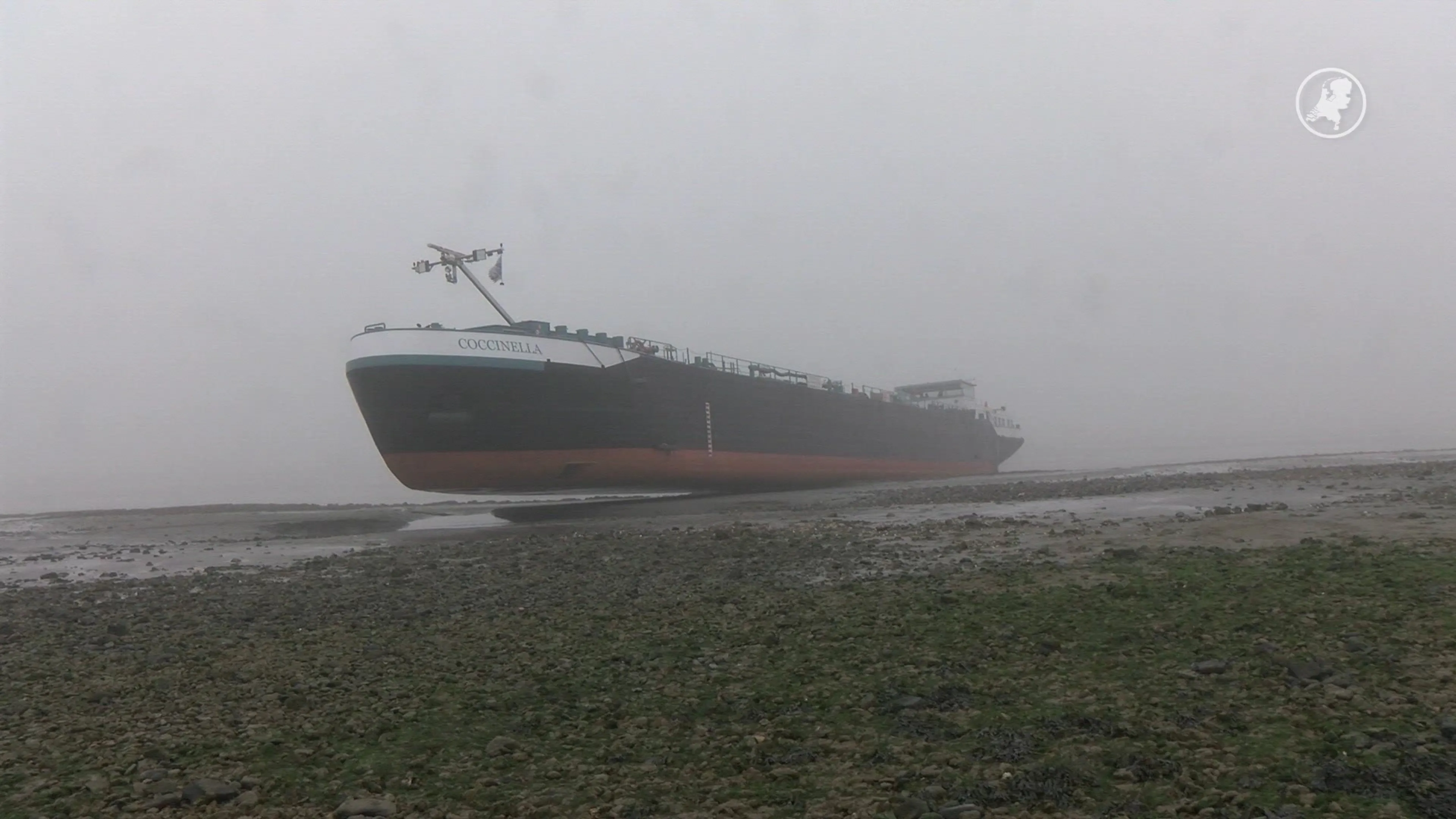 Groot schip bij Terneuzen vastgelopen op zandbank door dichte mist