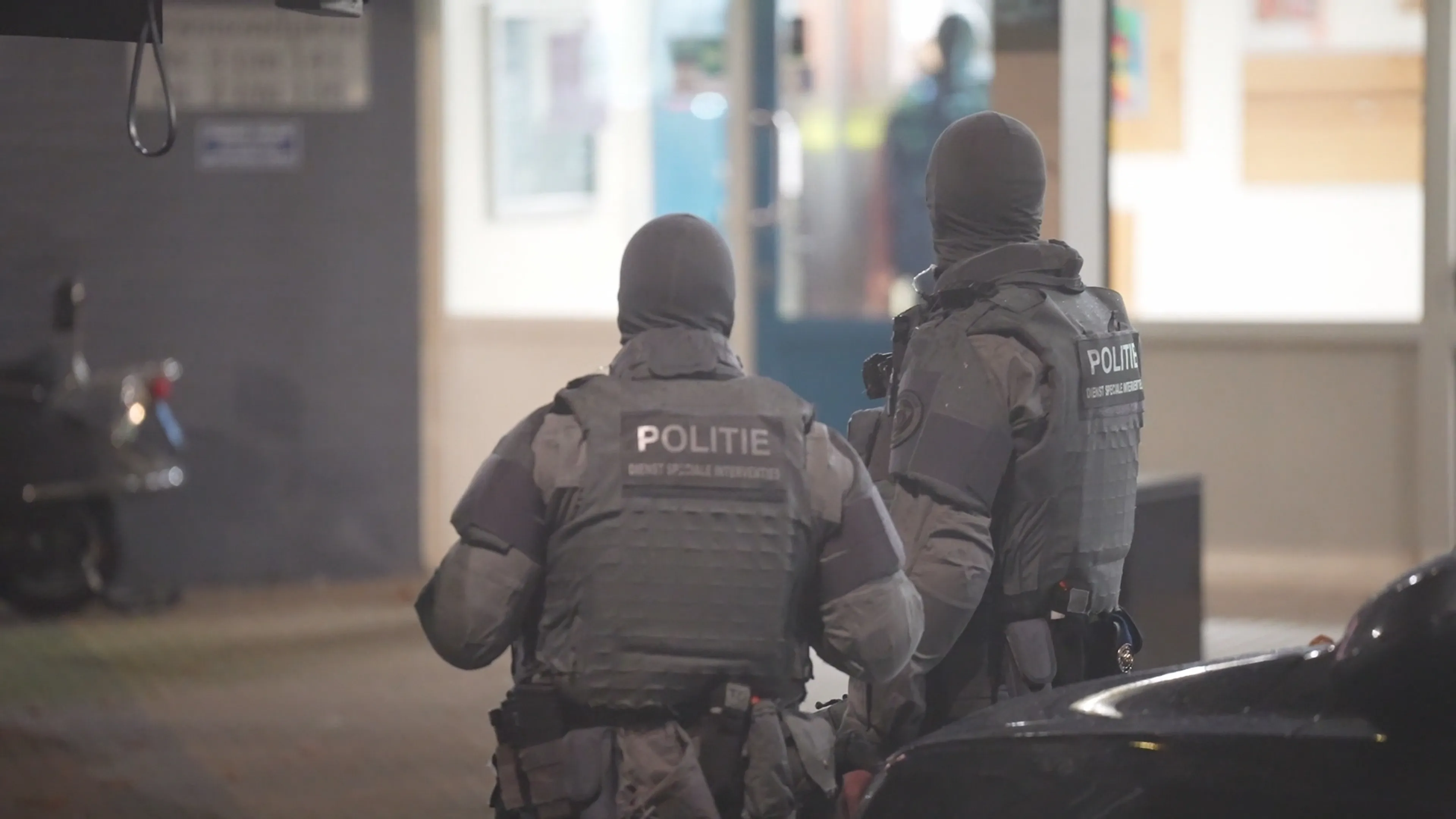 Klopjacht gaande naar voortvluchtige Bretly D.: politie valt woningen binnen
