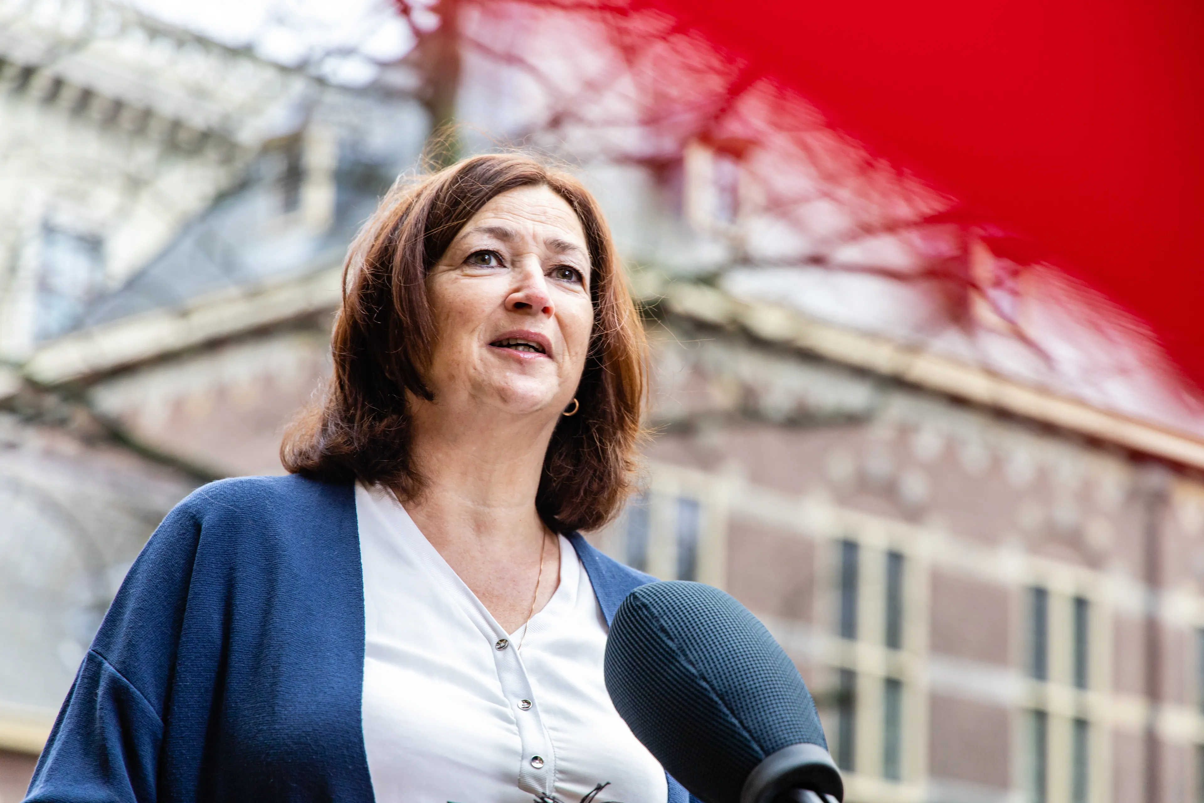 Een armband, een speldje of helemaal niets: welk statement moet sportminister Helder maken in Qatar?