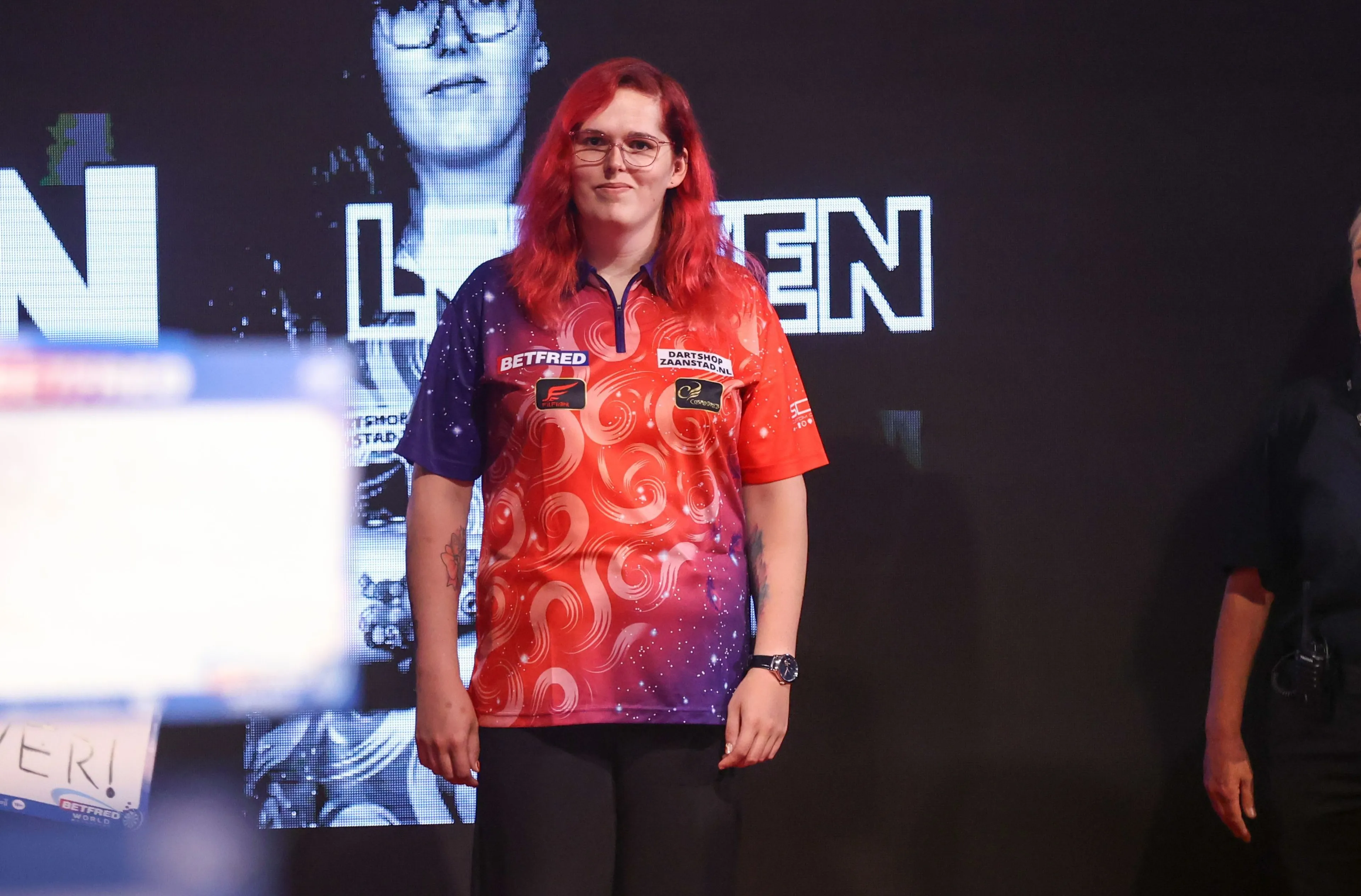 Historisch! Transvrouw Noa-Lynn van Leuven plaatst zich voor WK darts