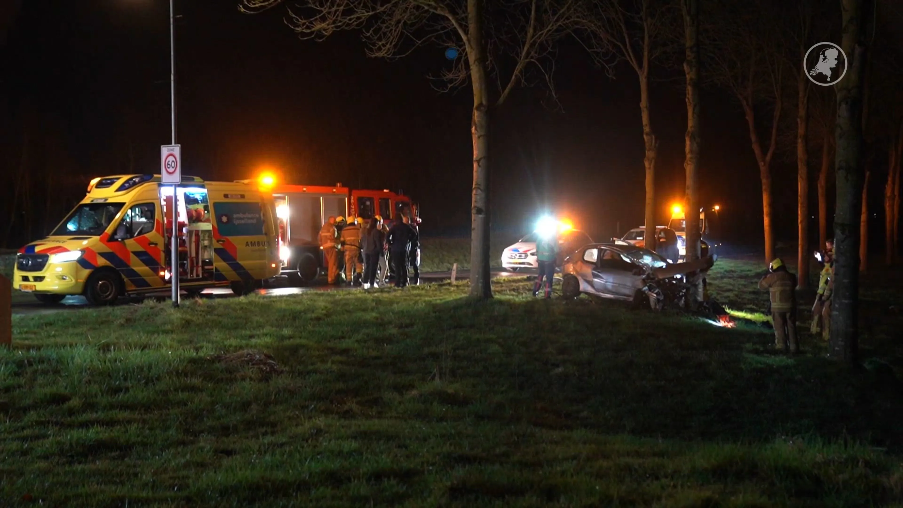 Bestuurder met stevige slok op knalt tegen bomen Deventer, bijrijder gewond