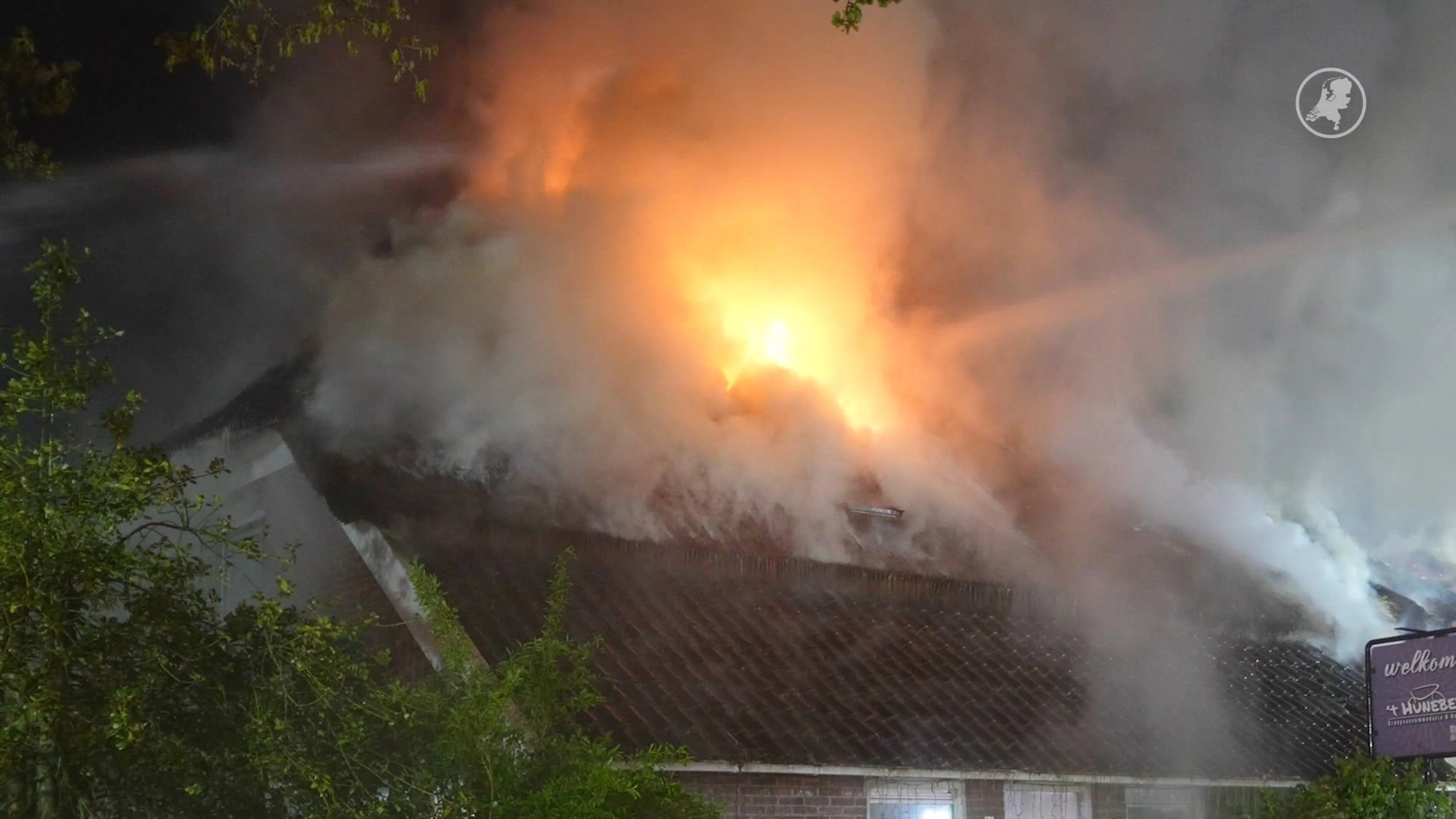 Hevige brand legt boerderij in Drenthe in de as