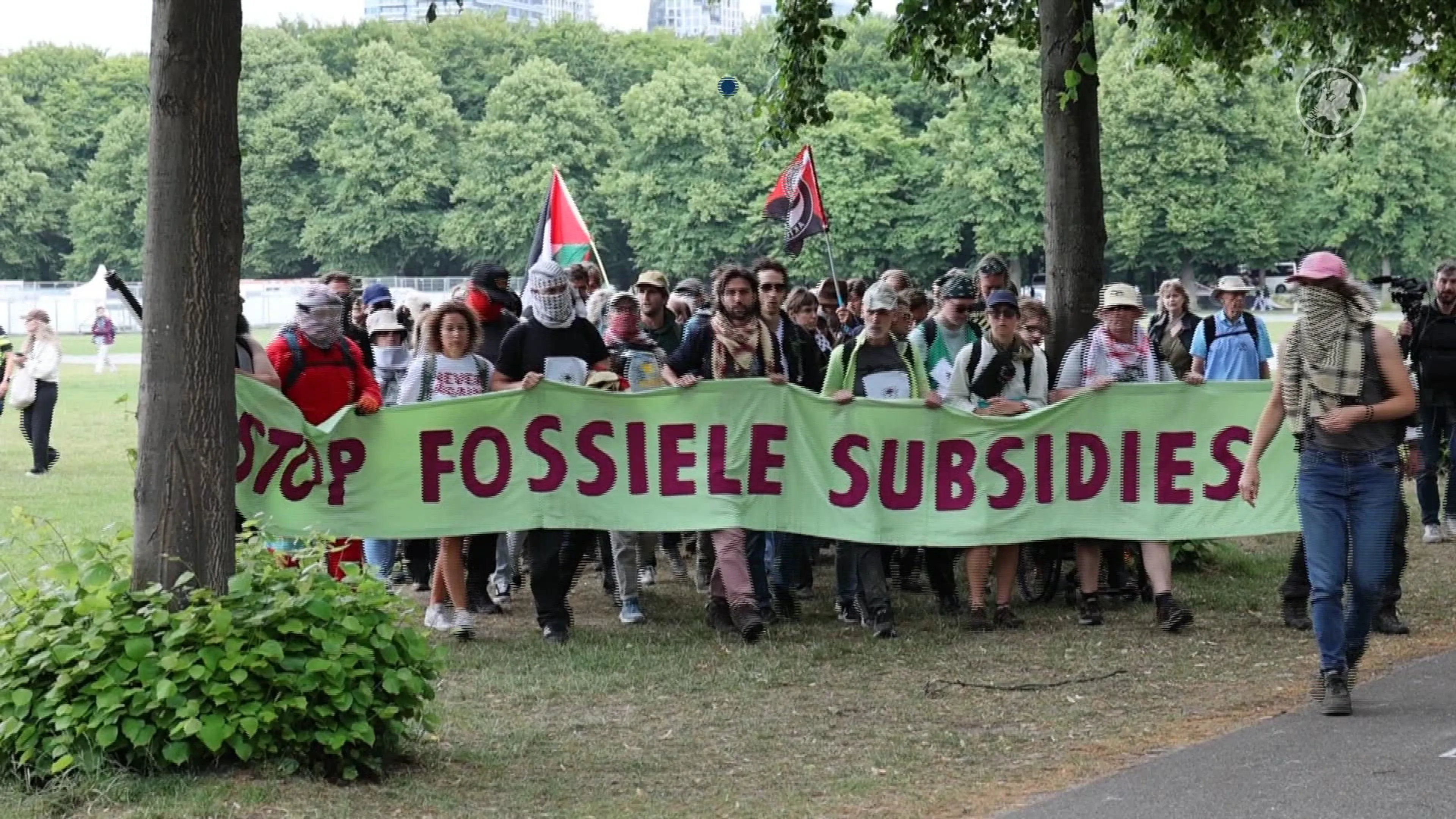 Politie houdt klimaatactivisten aan die A12 proberen te blokkeren