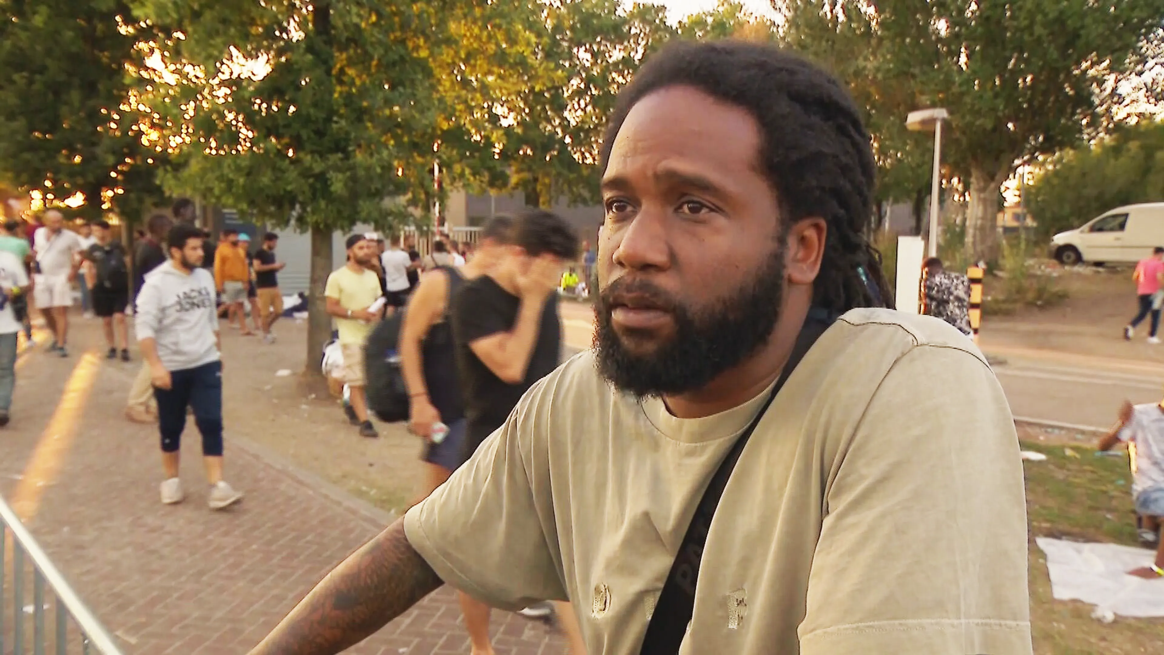 Rapper Glen Faria schrikt van situatie in Ter Apel: 'Er gaan hier mensen letterlijk dood'