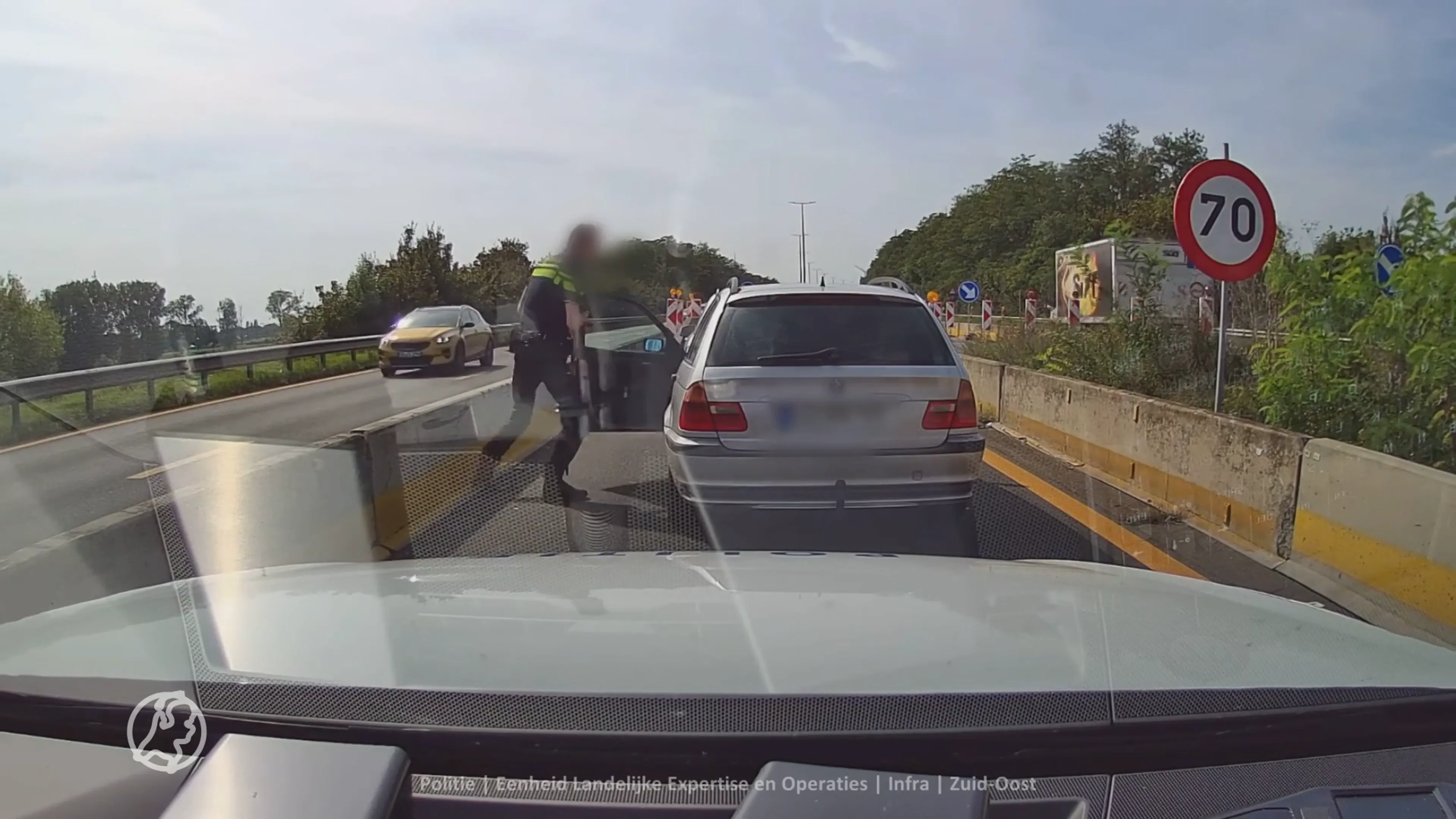 ZIEN: Automobilist schiet politie te hulp bij aanhouding mensensmokkelaar na wilde achtervolging