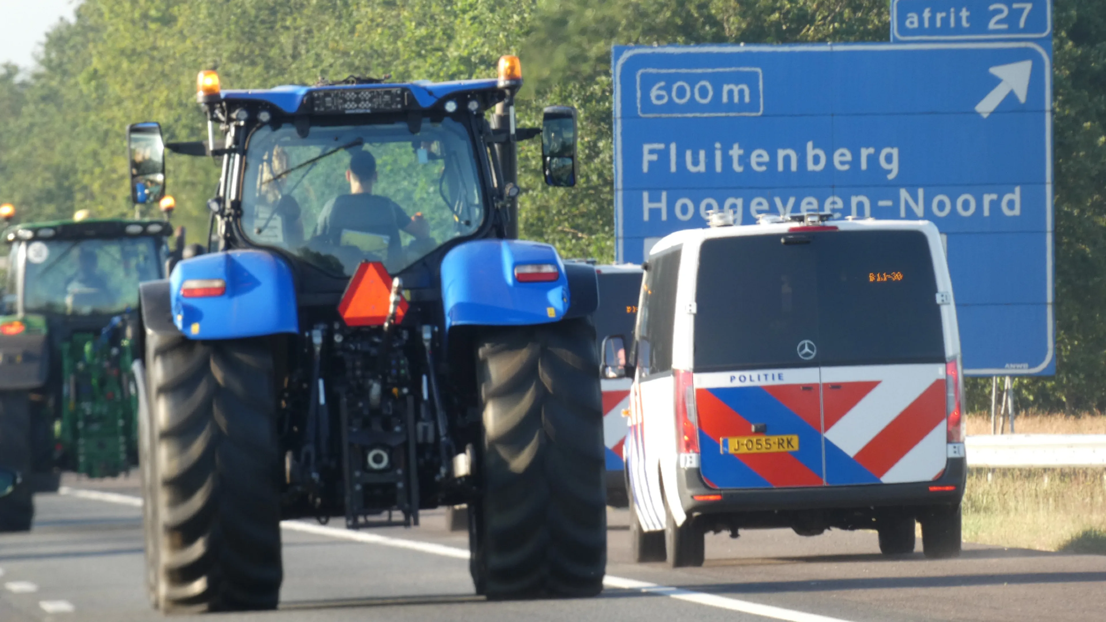 Bergingsbedrijven slepen trekkers niet weg: Wij gaan hier niet tussen staan'