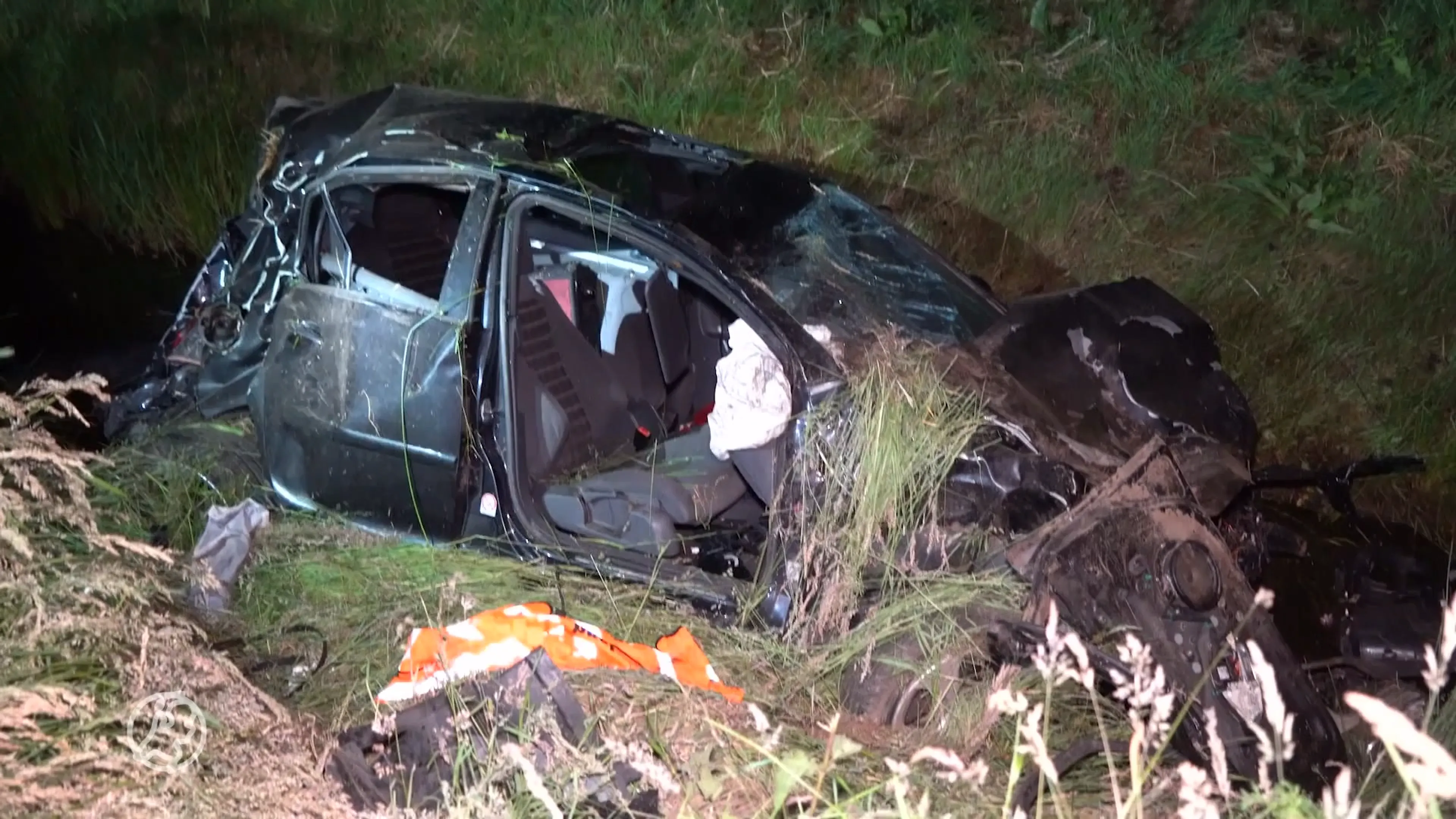 Zeer ernstig ongeval in Nieuw-Amsterdam: auto belandt in sloot, inzittenden ernstig gewond naar ziekenhuis