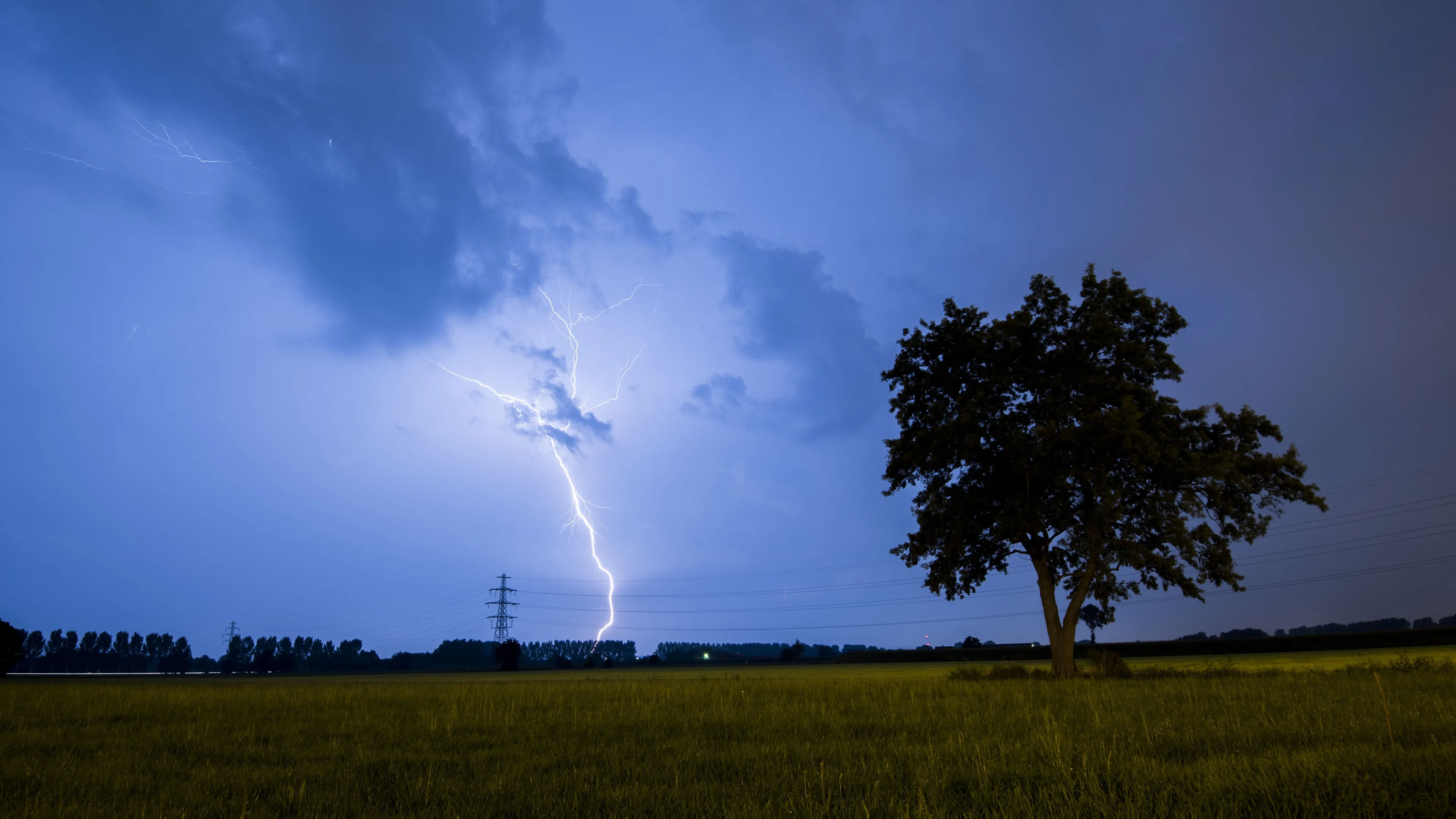 Stevige buien op komst met onweer en harde wind: code geel