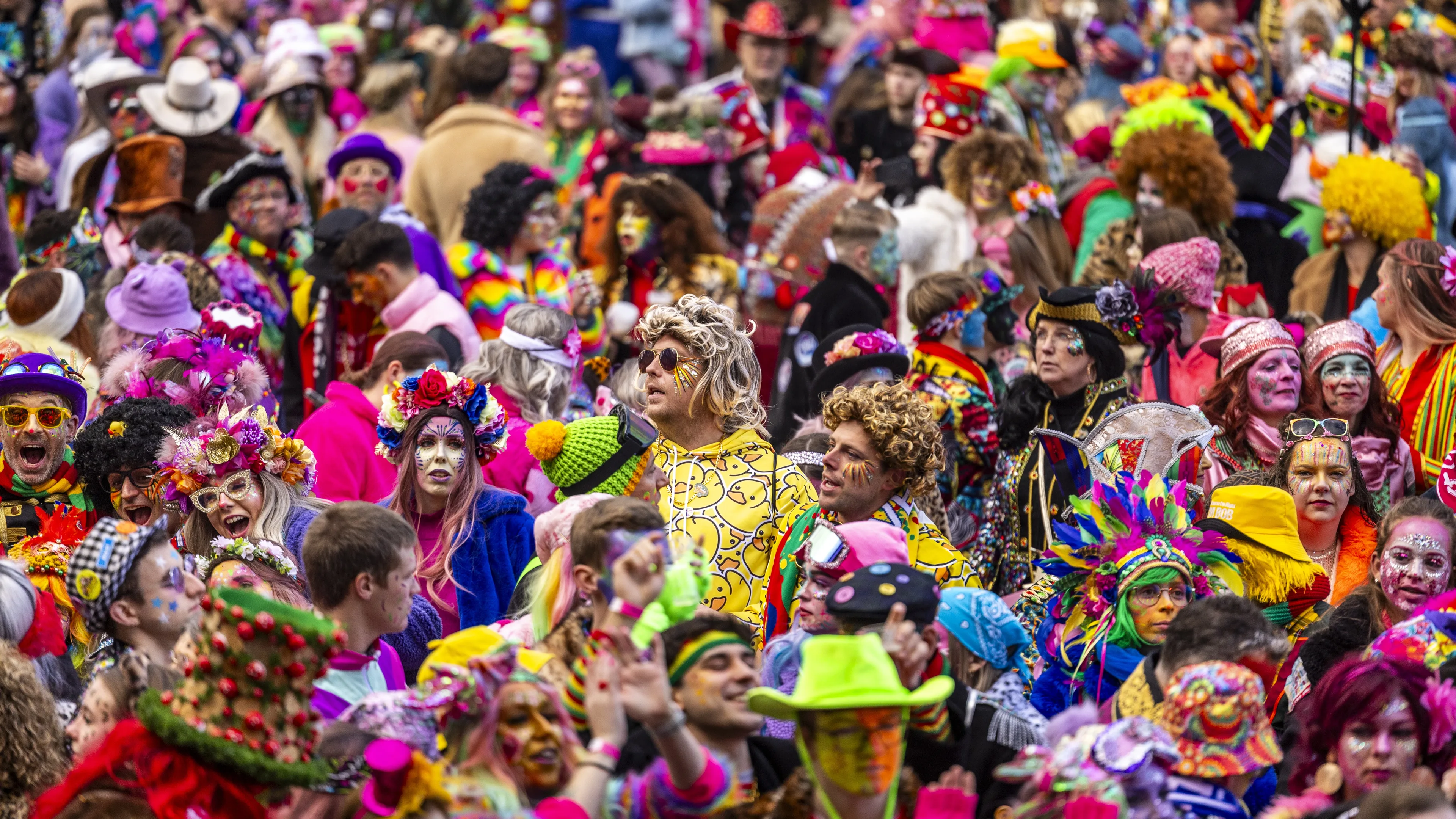 Binnenstad Breda raakt vol, oproep aan carnavalsvierders om weg te blijven