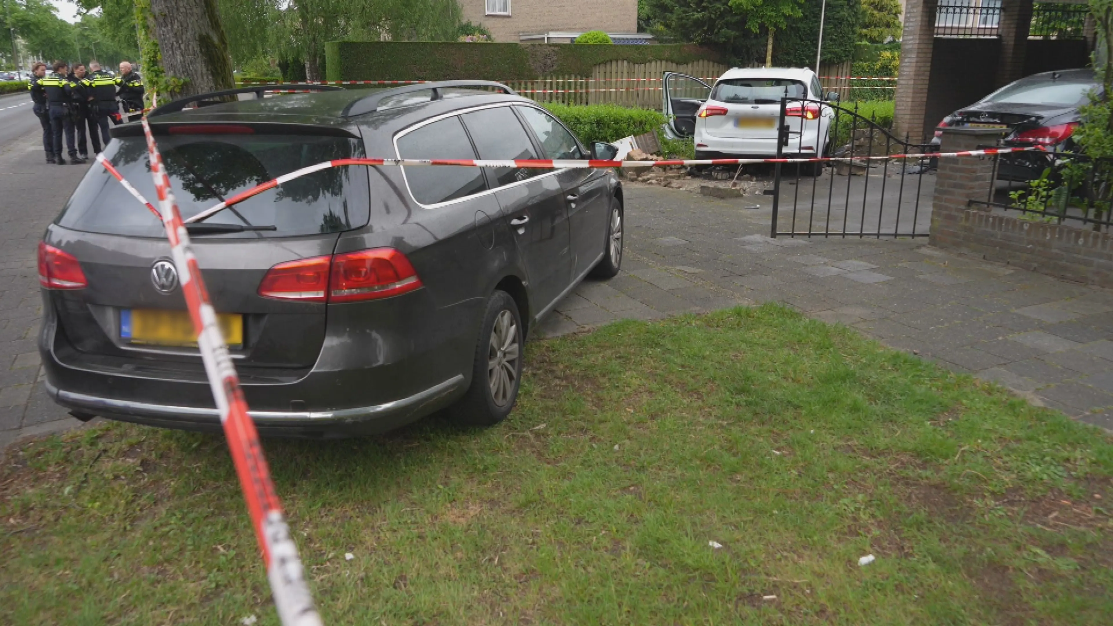 Ruzies lopen uit de hand in Oss: auto in tuin, man gewond bij steekincident