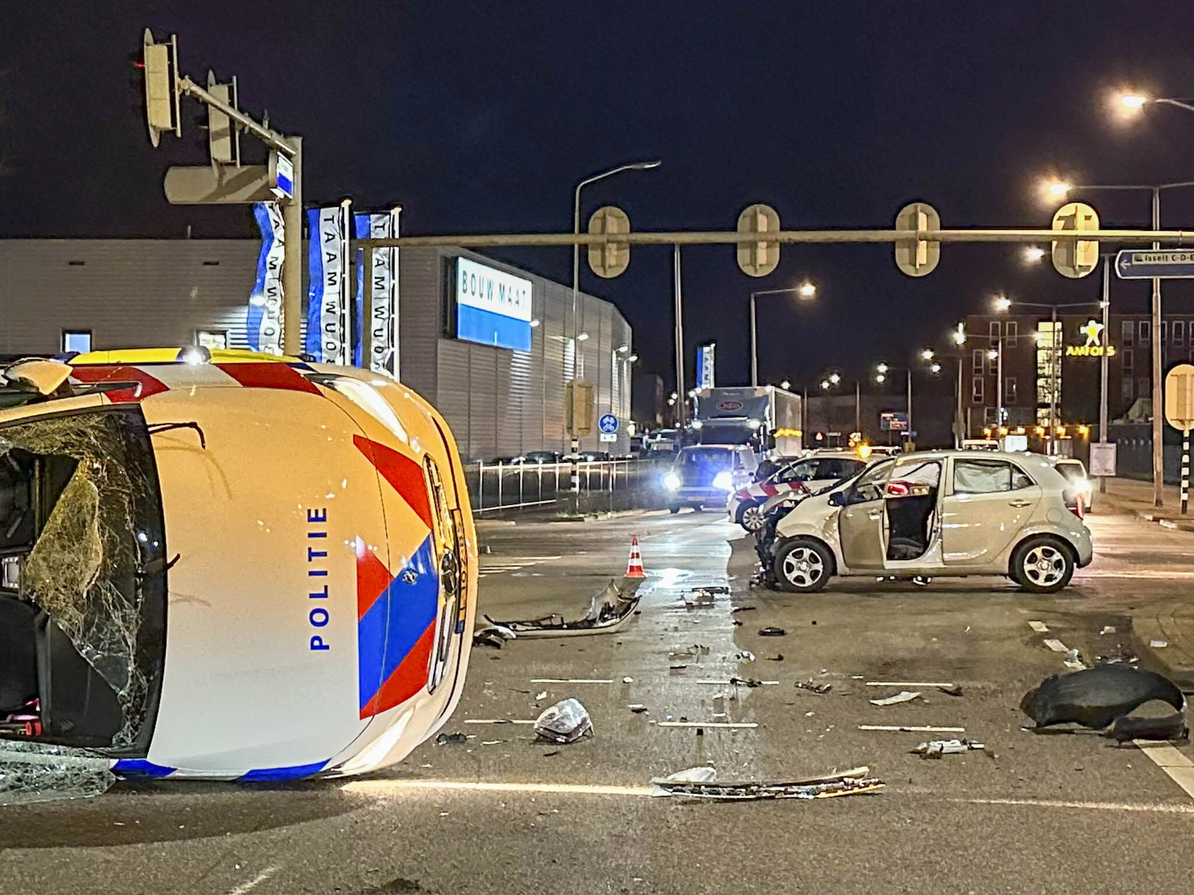 Politiewagen slaat over de kop na botsing: twee agenten gewond