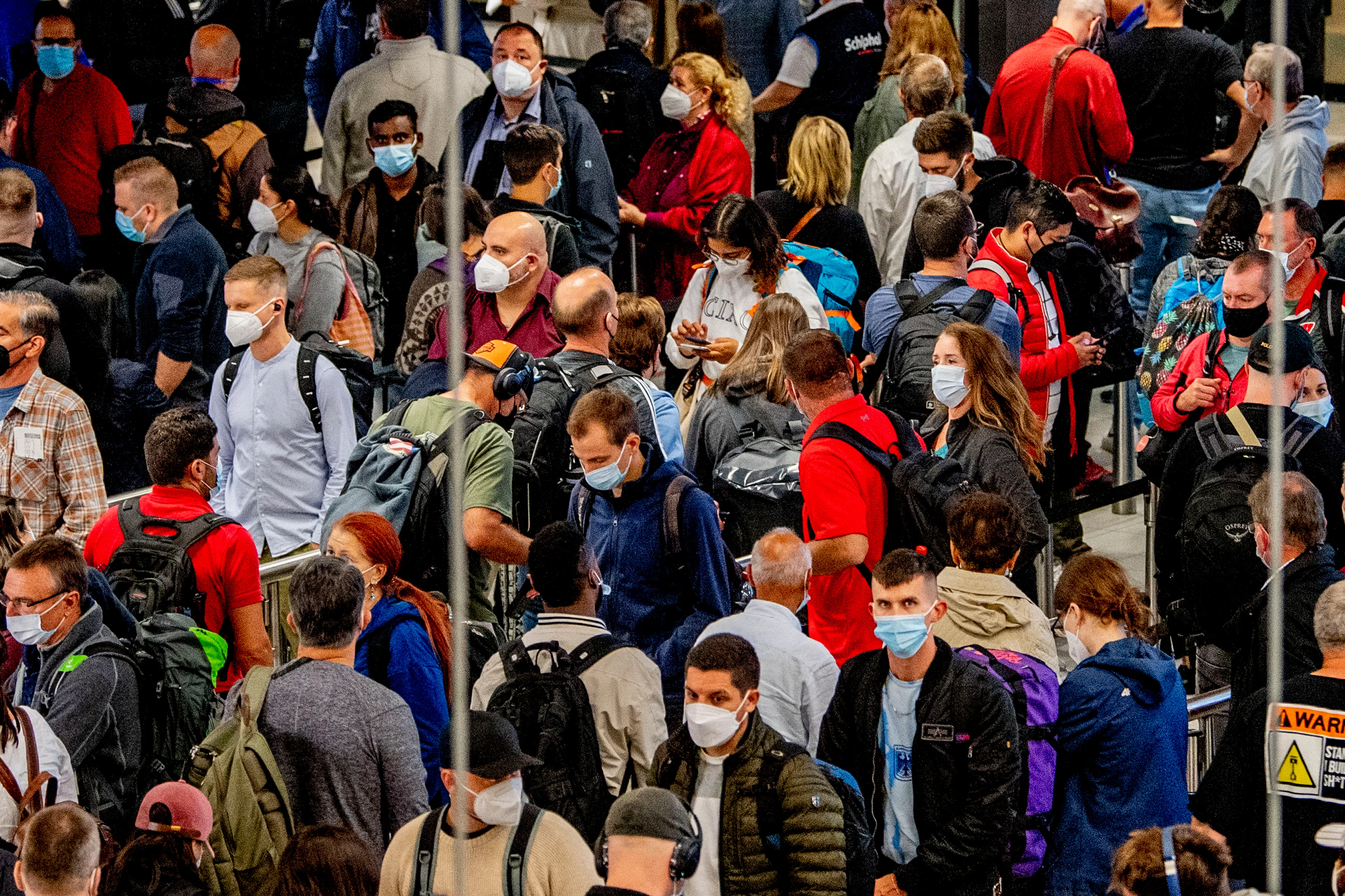 KLM annuleert vluchten om vakantiechaos op Schiphol te voorkomen