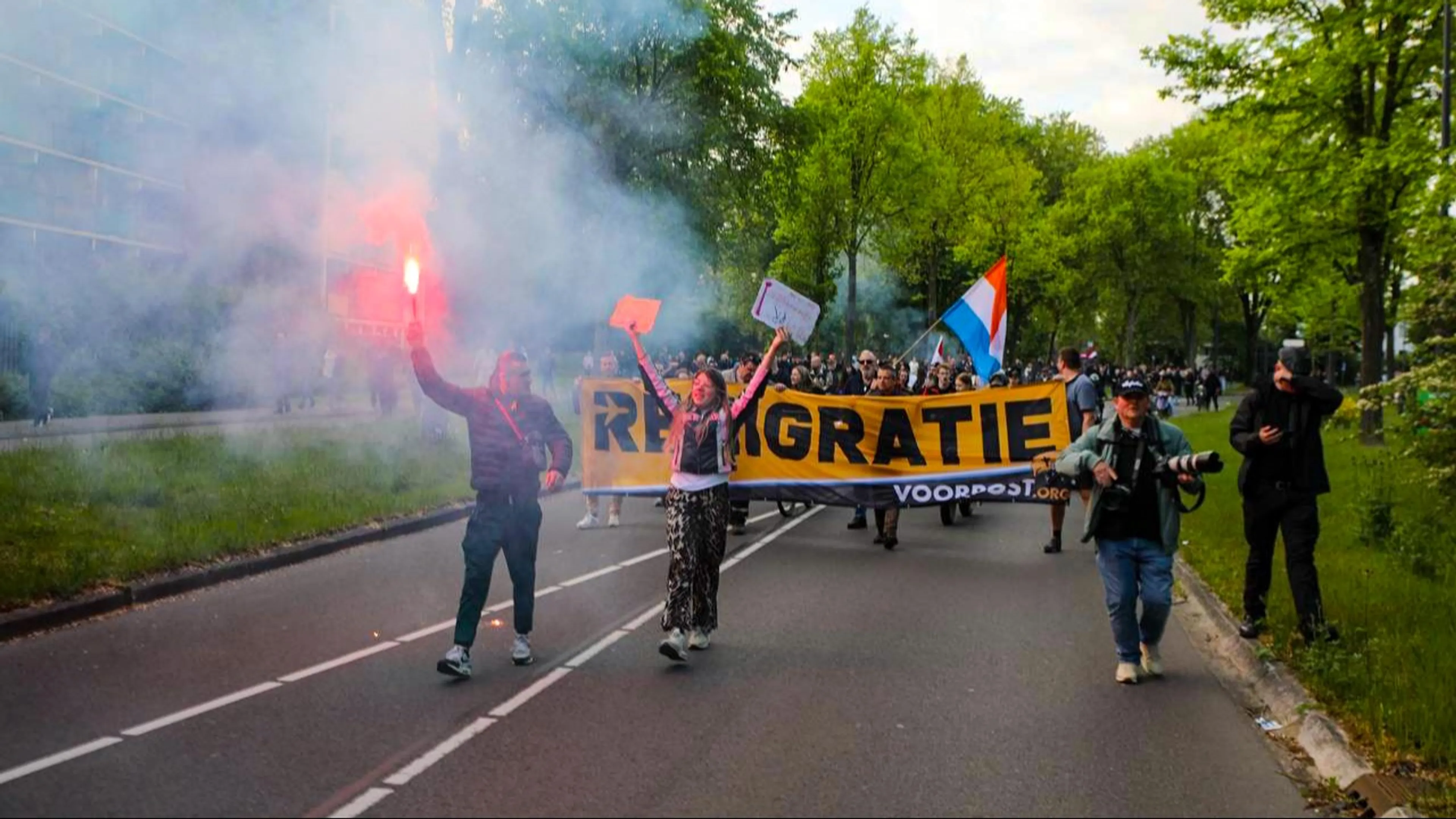 Inzet ME en meerdere aanhoudingen bij protest in Apeldoorn om azc