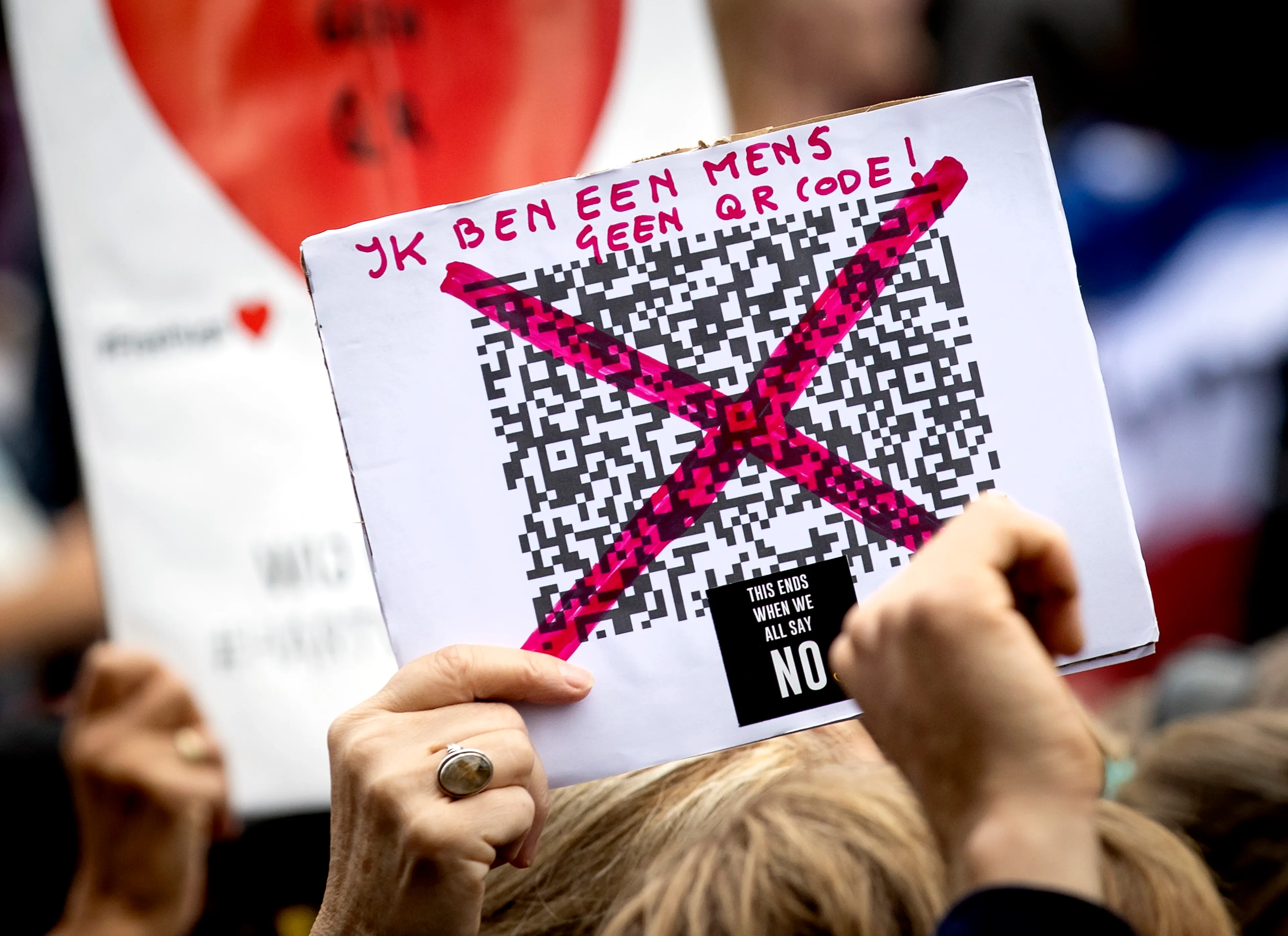 Nederland in Verzet demonstreert in Den Haag, politie naar parkeerterrein ADO om truckerskonvooi