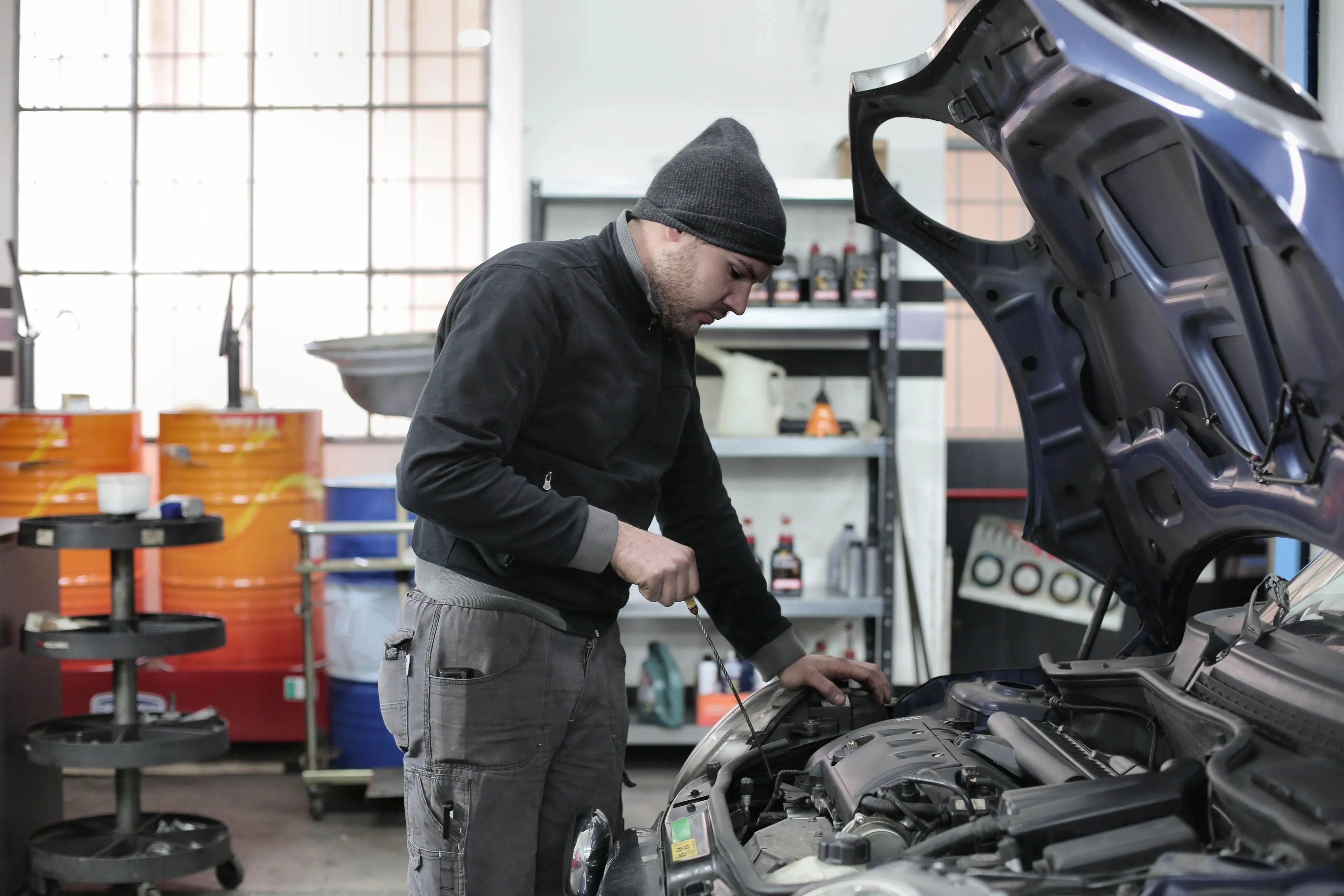 Boze klant steekt garagehouder neer en rijdt in op garagemedewerkers