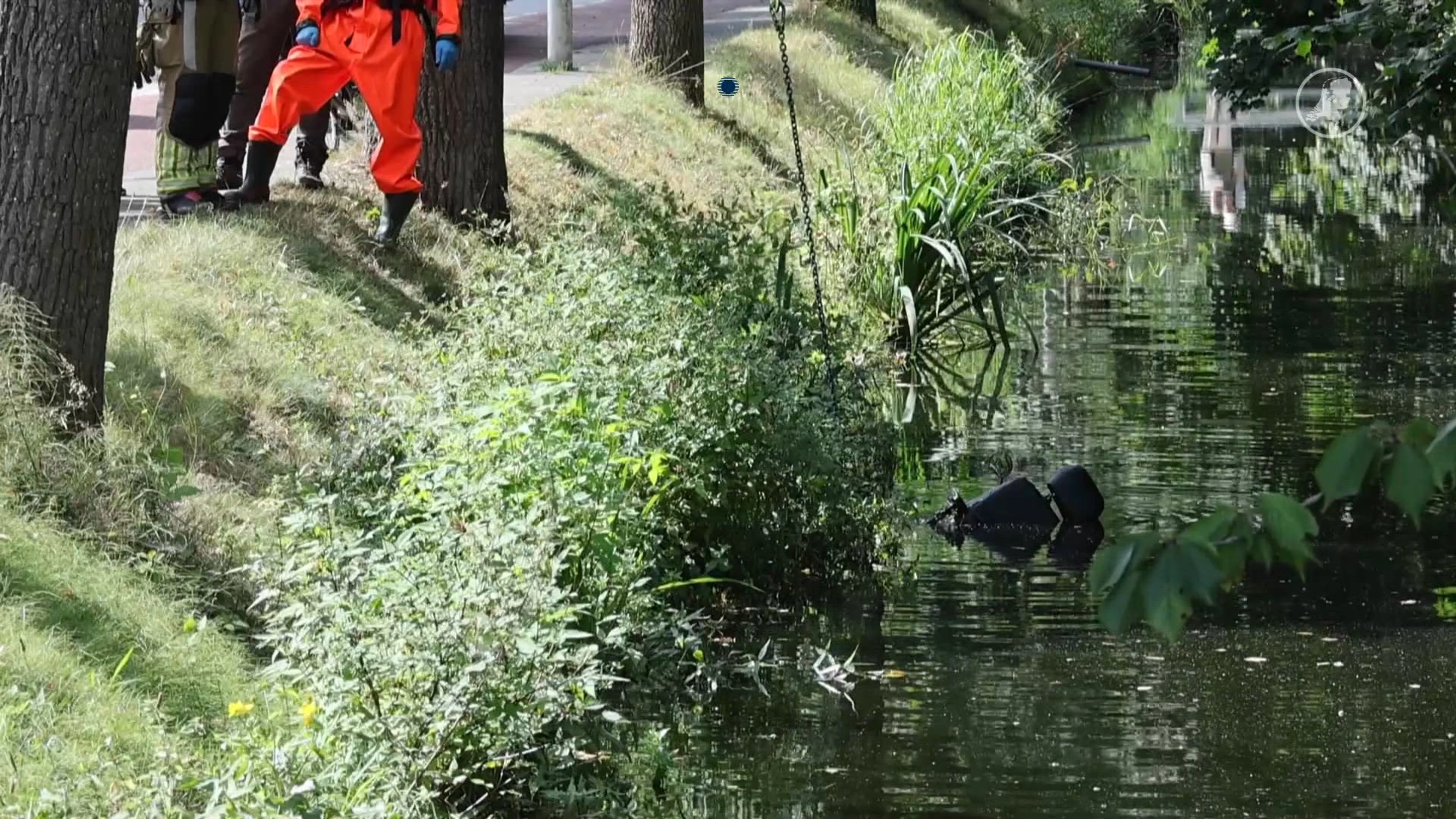 Man met scootmobiel belandt in de plomp, dochter springt erachteraan