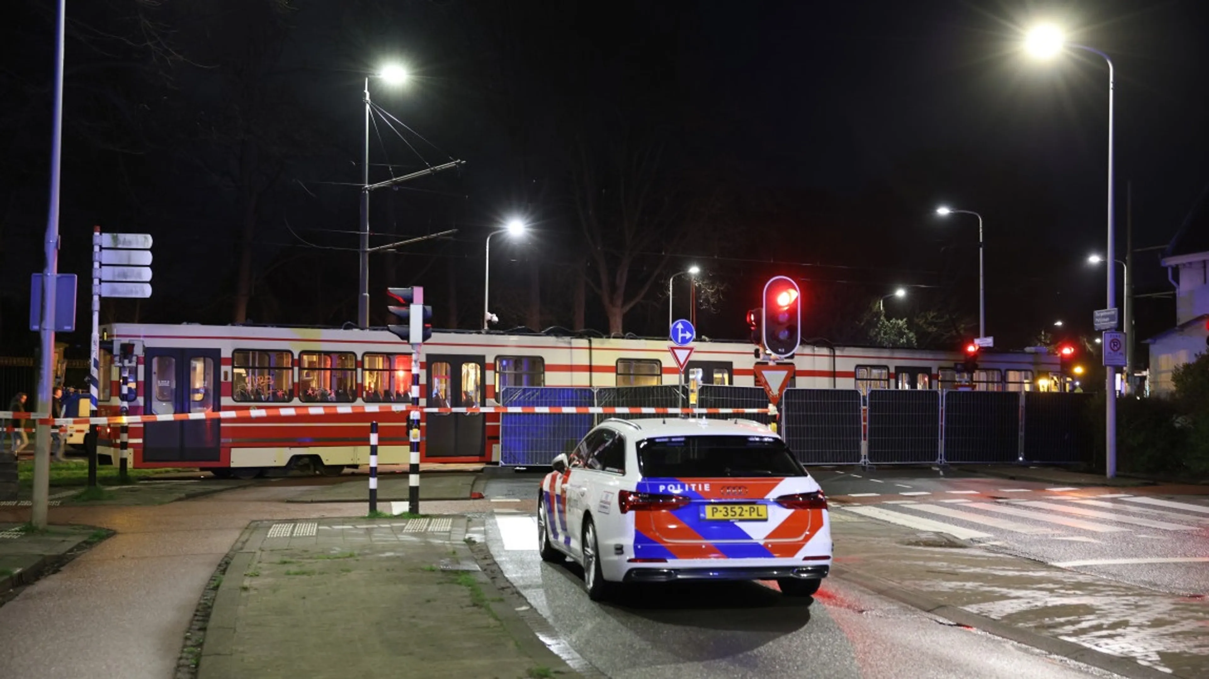 Man (60) door groep in elkaar geslagen in tram Den Haag