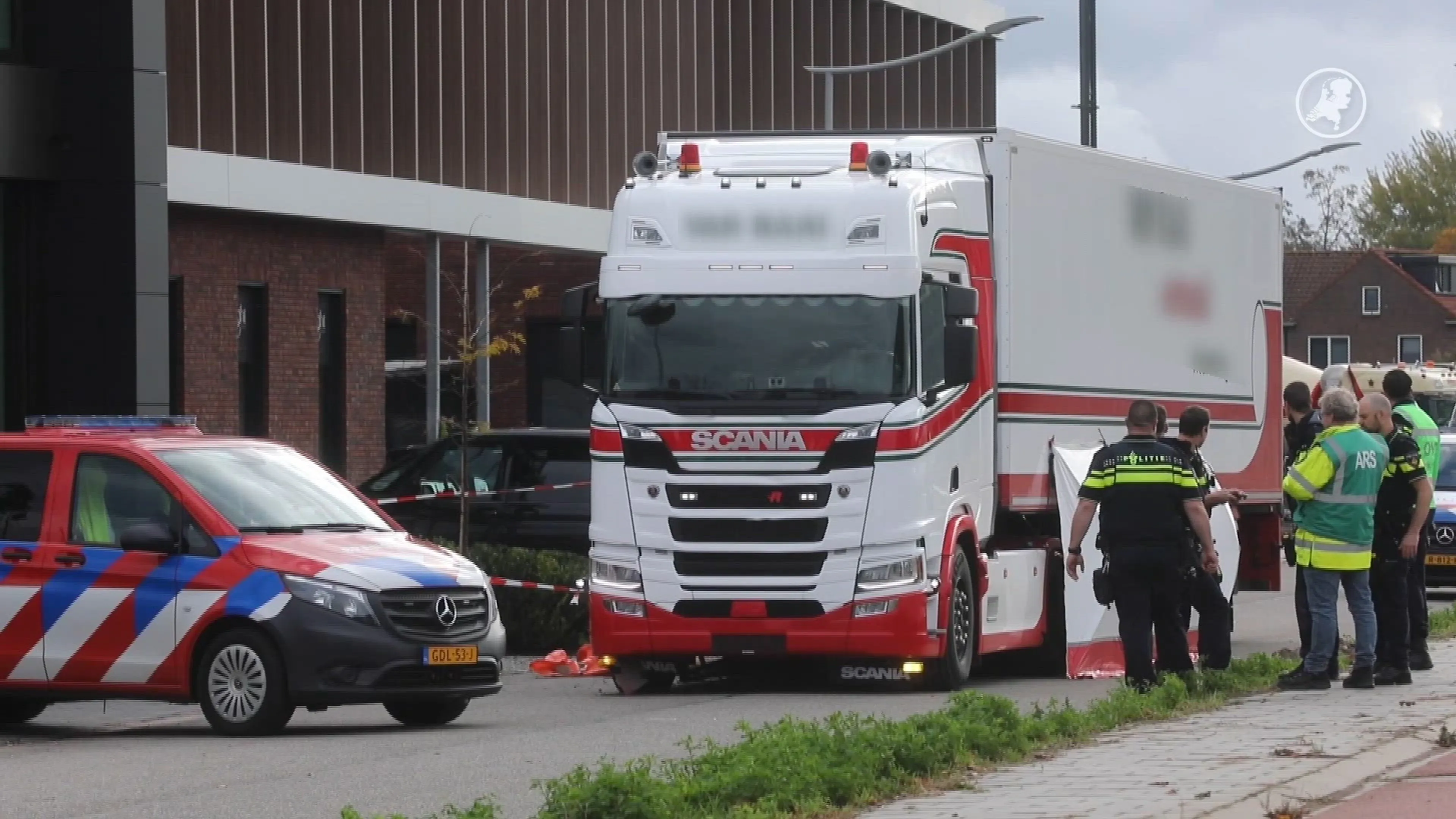 Fietser overleden na botsing met vrachtwagen in Barneveld