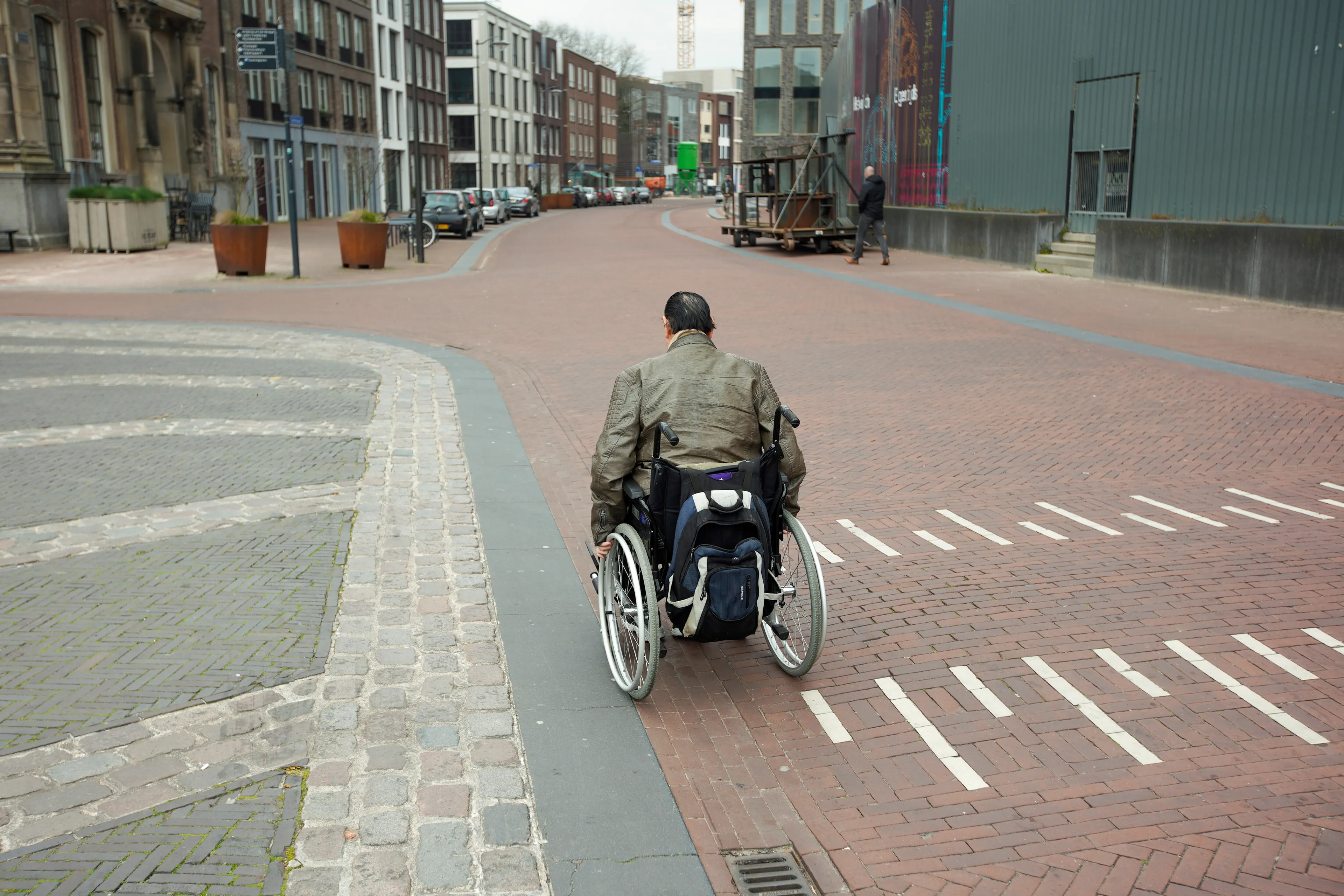 Ernstig gehandicapte man moederziel alleen achtergelaten in rolstoel