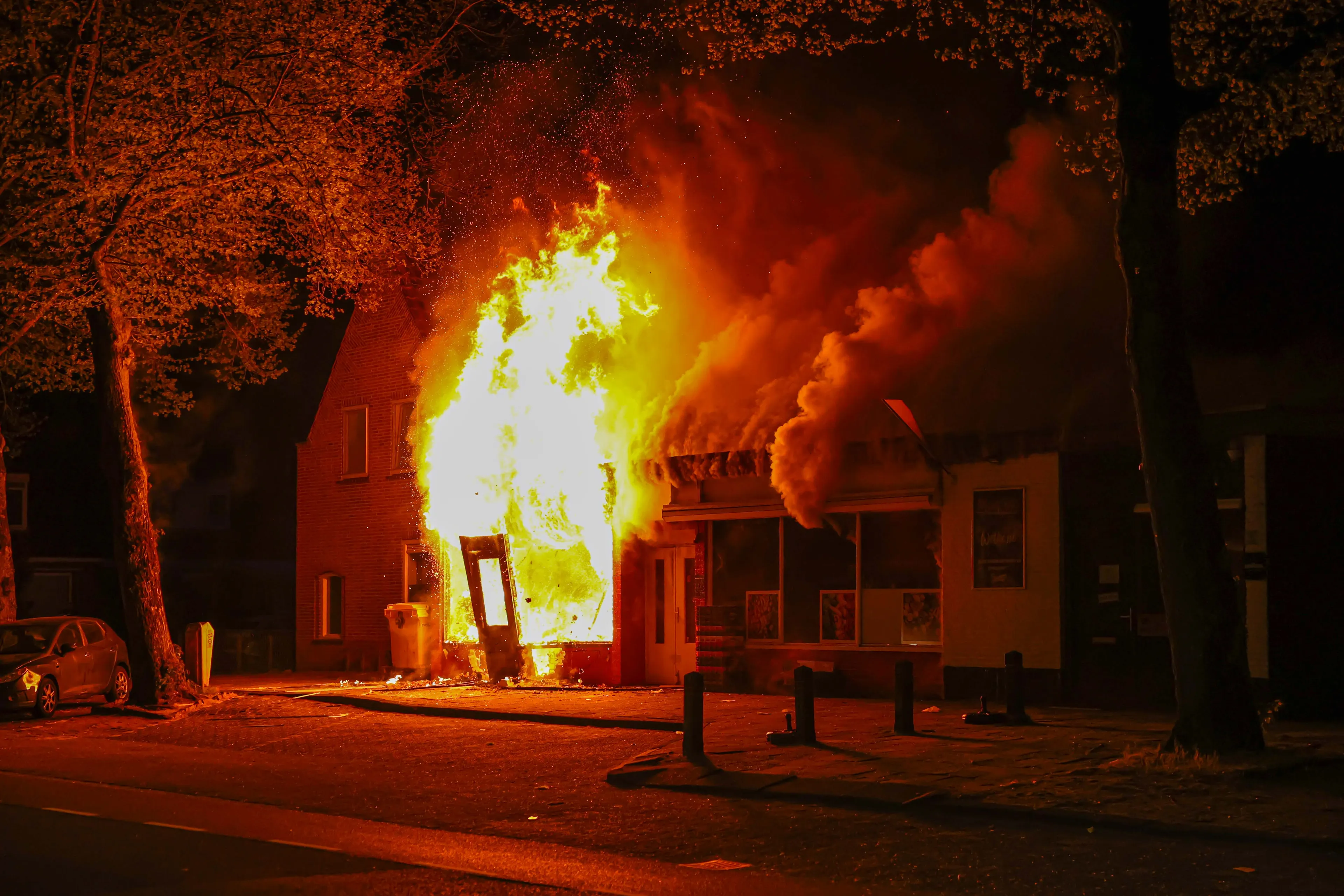 Snackbar, supermarkt en kapper in Emmeloord verwoest door grote brand