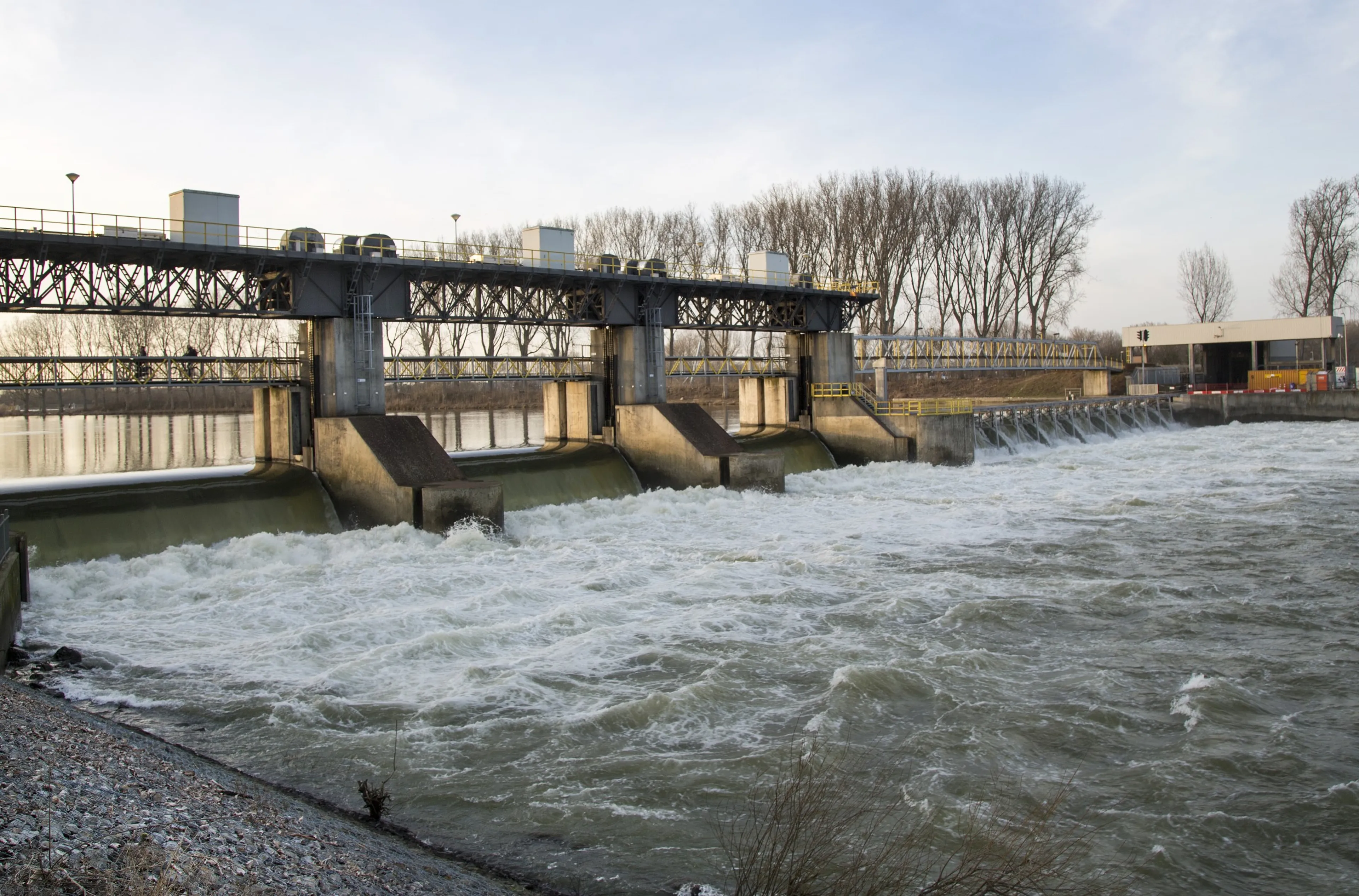 Scheuren ontdekt in delen van stuw bij Roermond