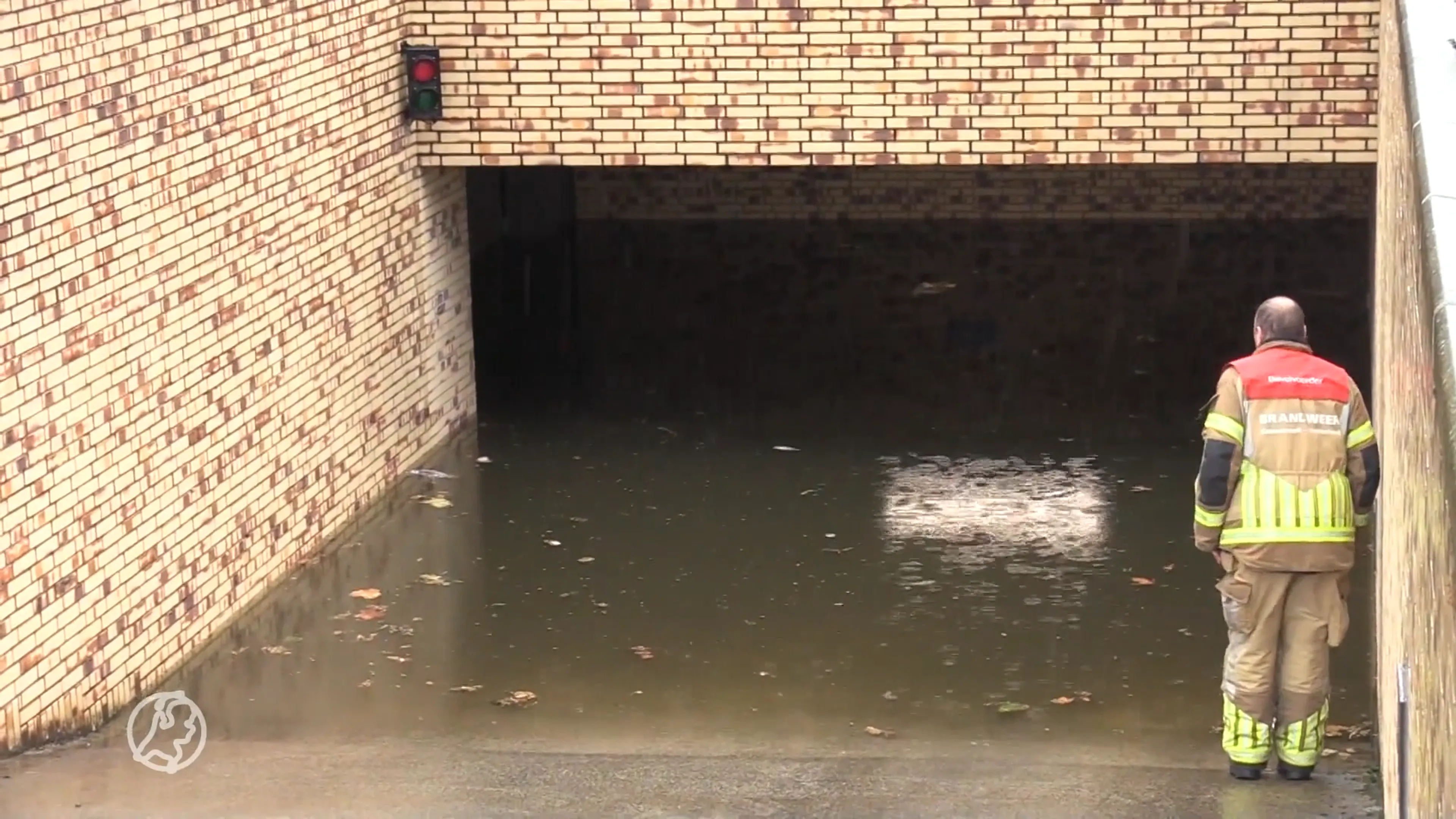 Parkeergarage Purmerend ondergelopen door hevige regenval: water staat bijna meter hoog