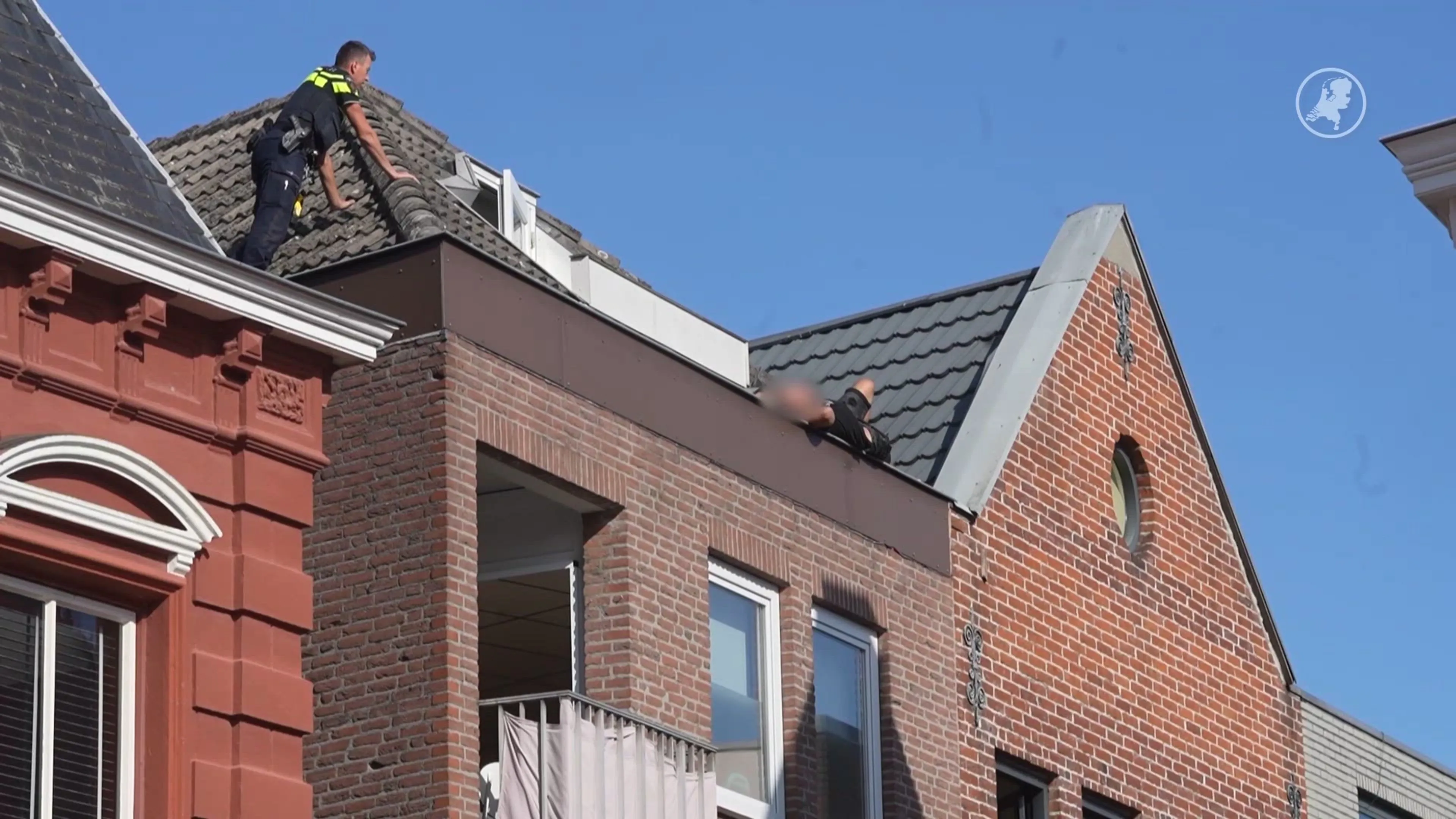 Man slaapt op dakrand in Weert