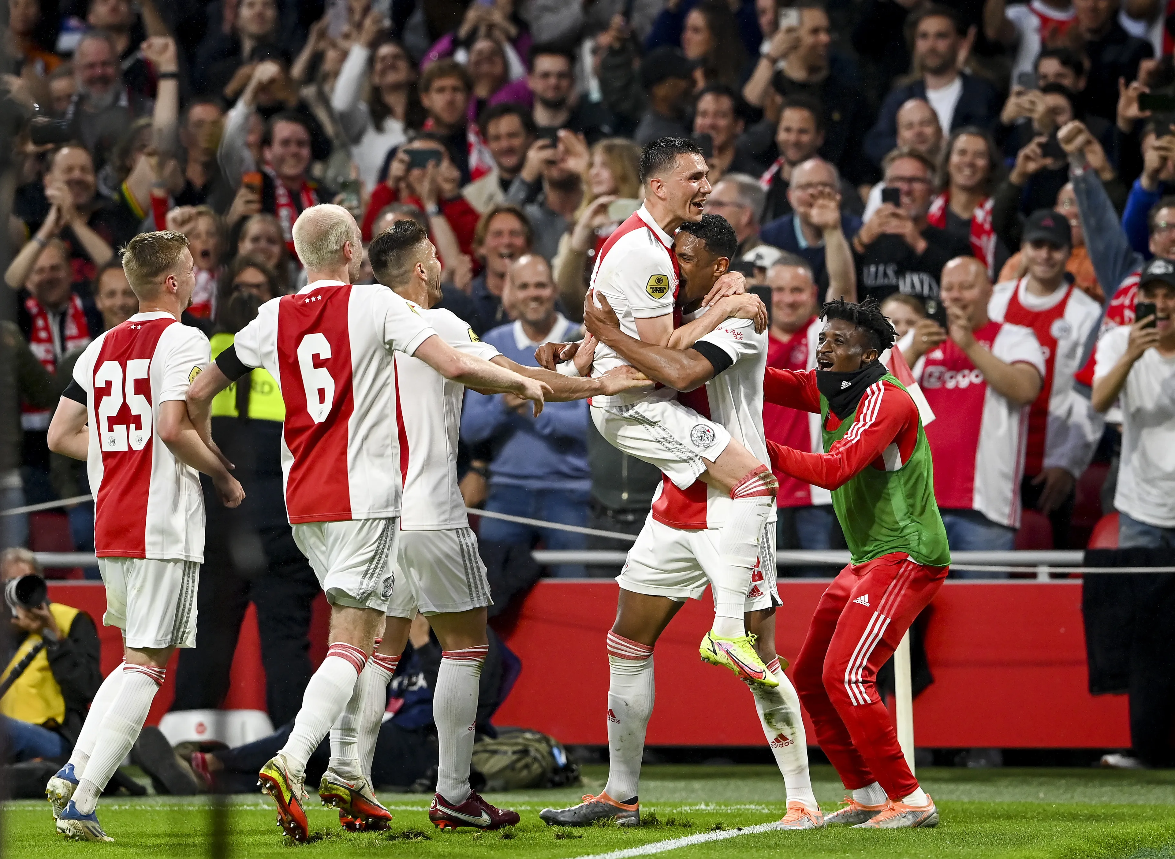 Ajax voor 36ste keer landskampioen na simpele zege op Heerenveen