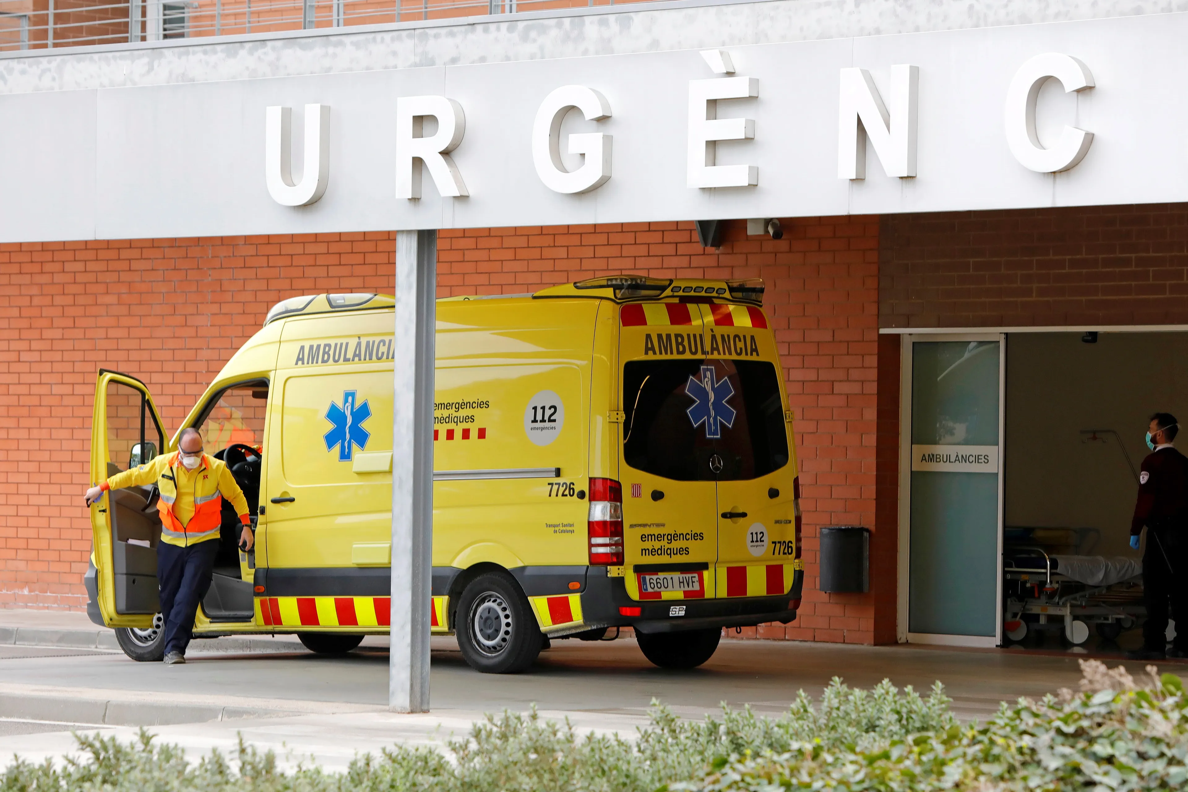 Gulia is ten einde raad: haar man ligt met corona in Spaans ziekenhuis