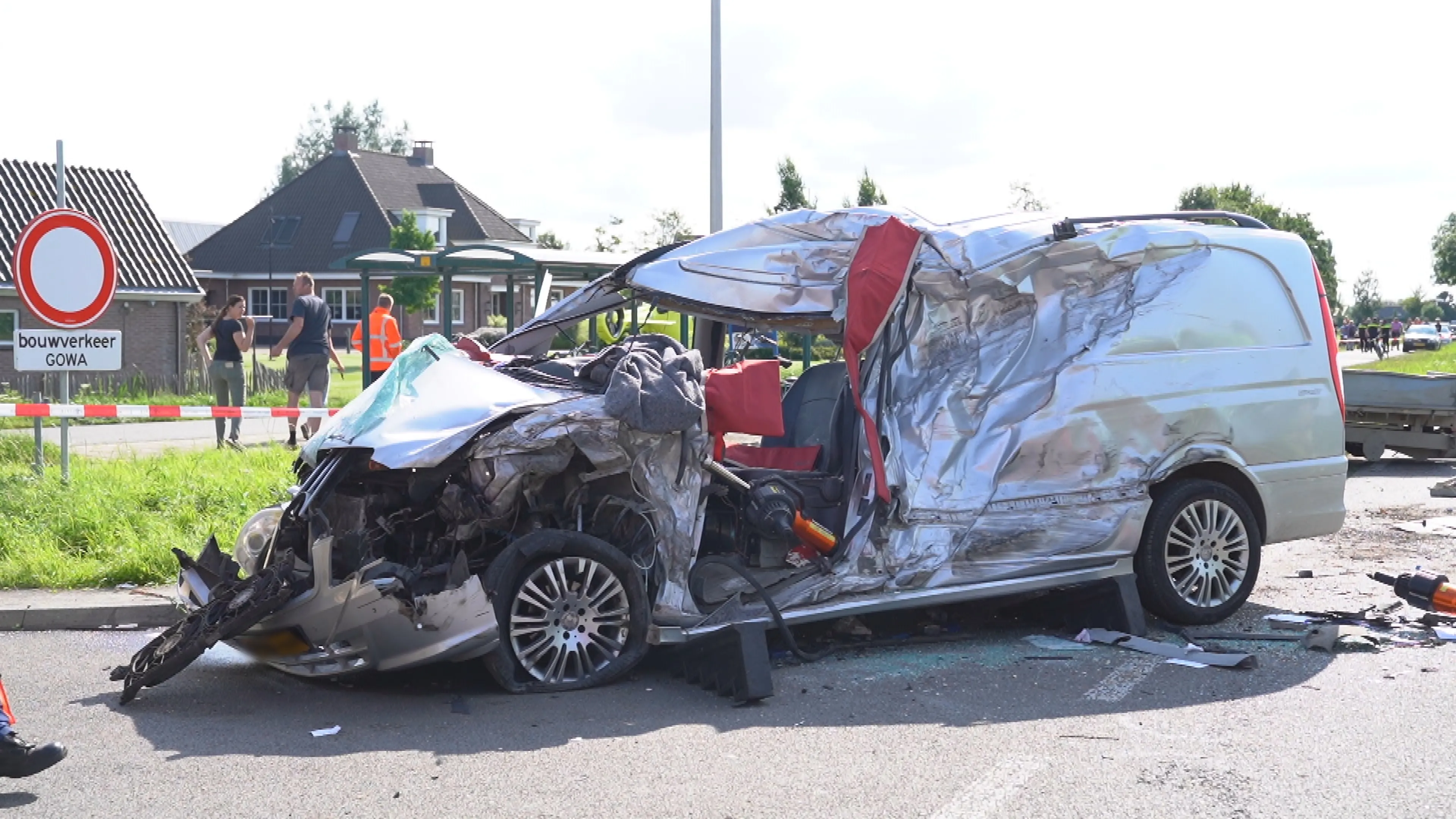 Bestuurder bestelbus zwaargewond na heftig ongeval met vrachtwagen in Hellouw