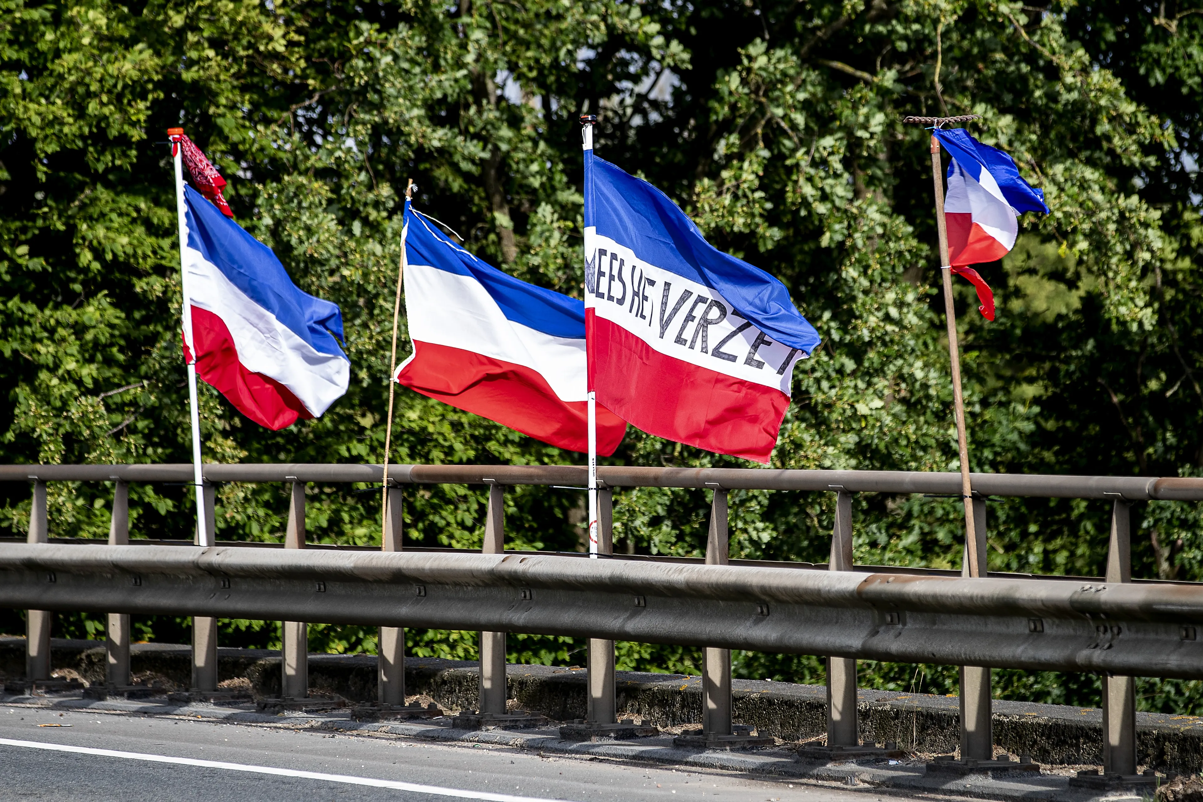 Gemeenten halen omgekeerde Nederlandse vlaggen van boerenprotesten weg: 'Dit is niet de bedoeling'